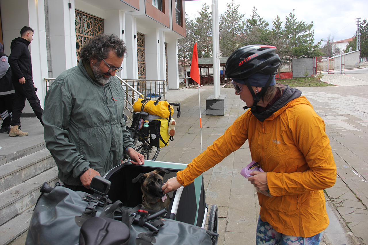 Barcelona'dan yola çıkan çift Sivas'ta mola verdi