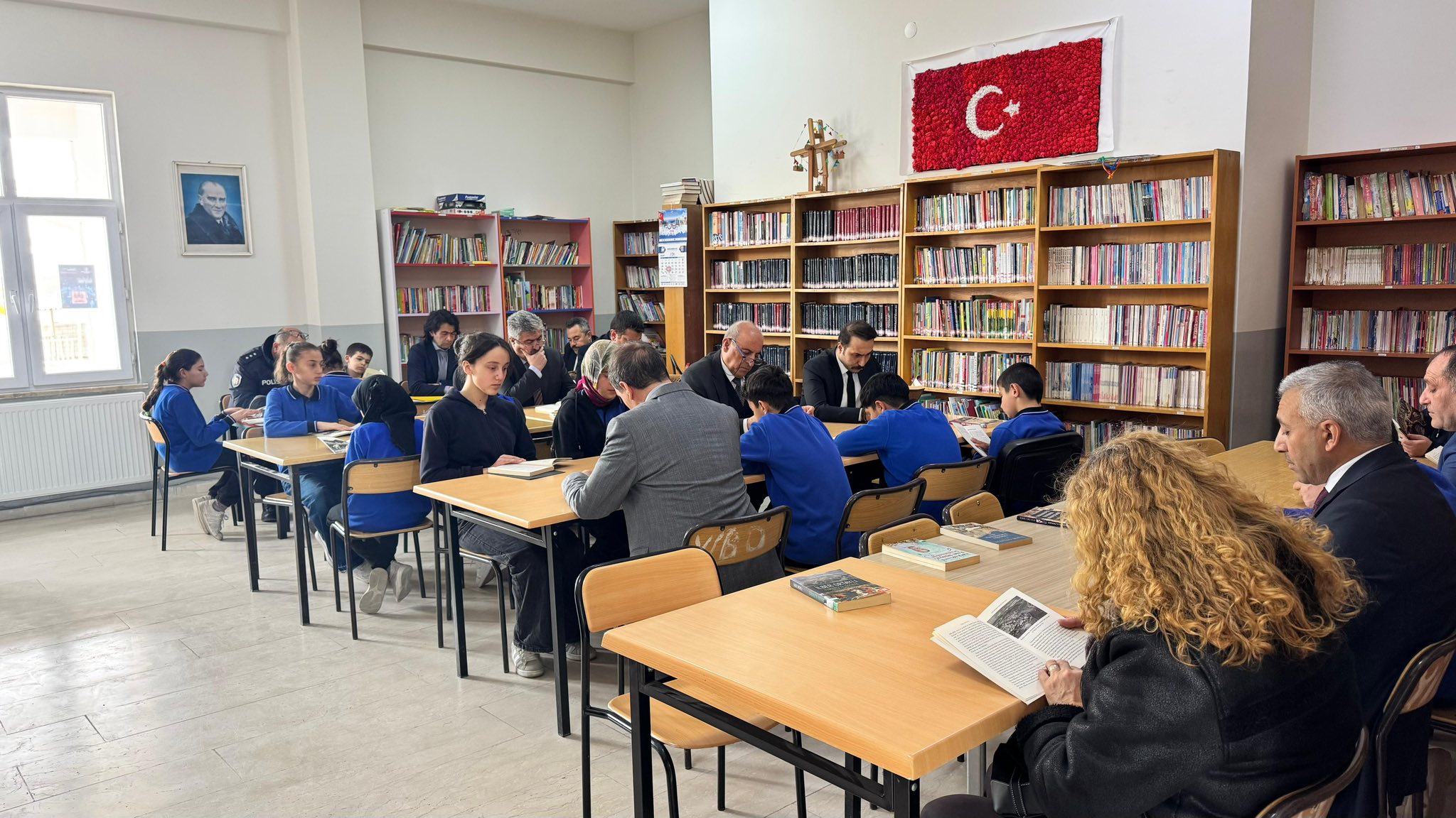 Öğrencilerle birlikte kitap okudu