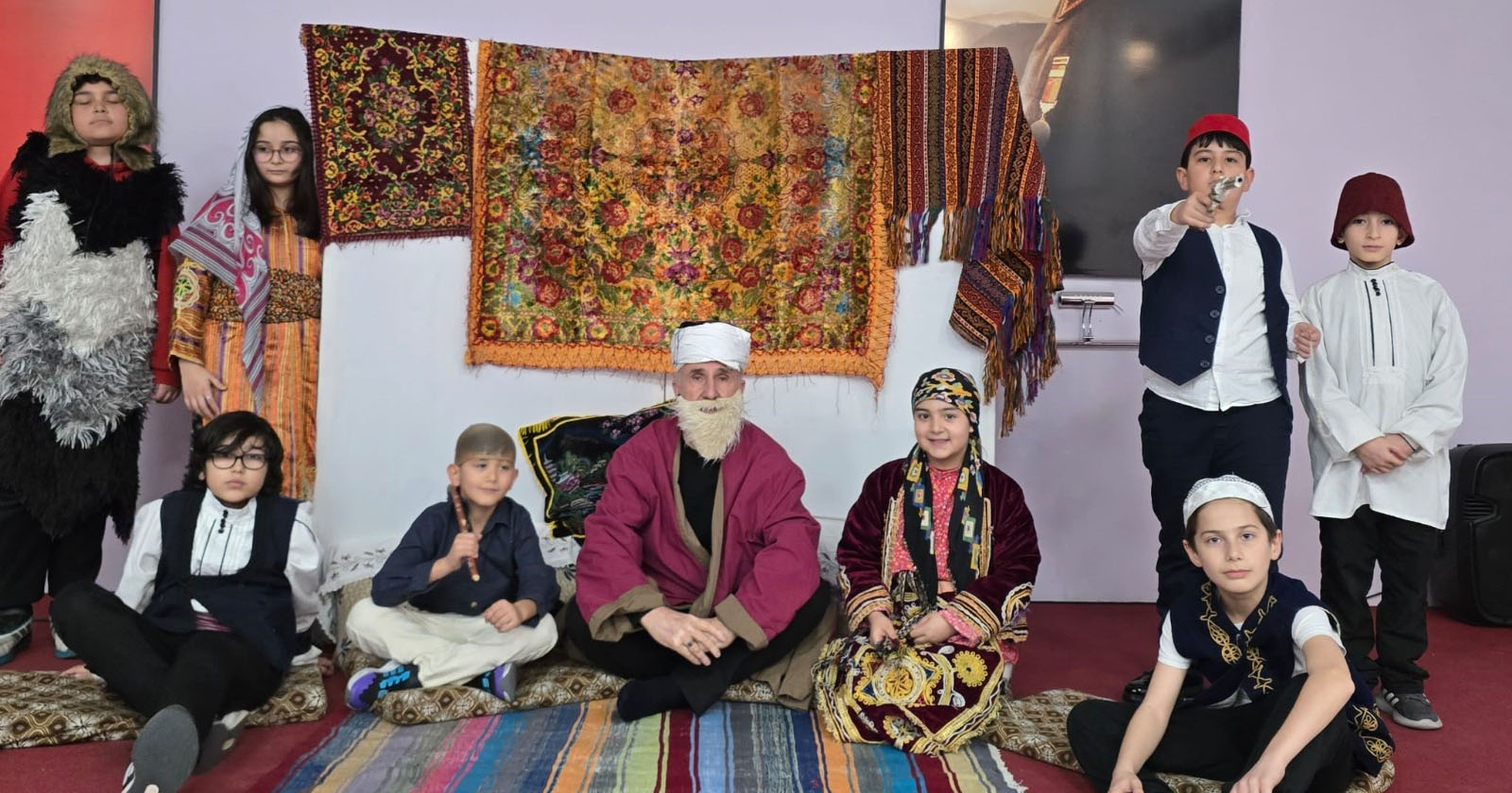 Minik öğrencilerin tiyatro performansına tam not