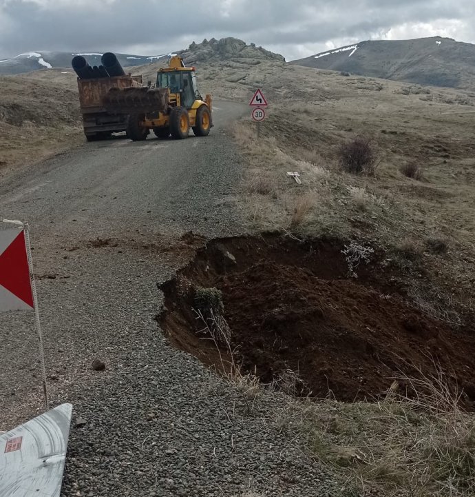 Yağış nedeniyle hasar gören yol hızla onarıldı