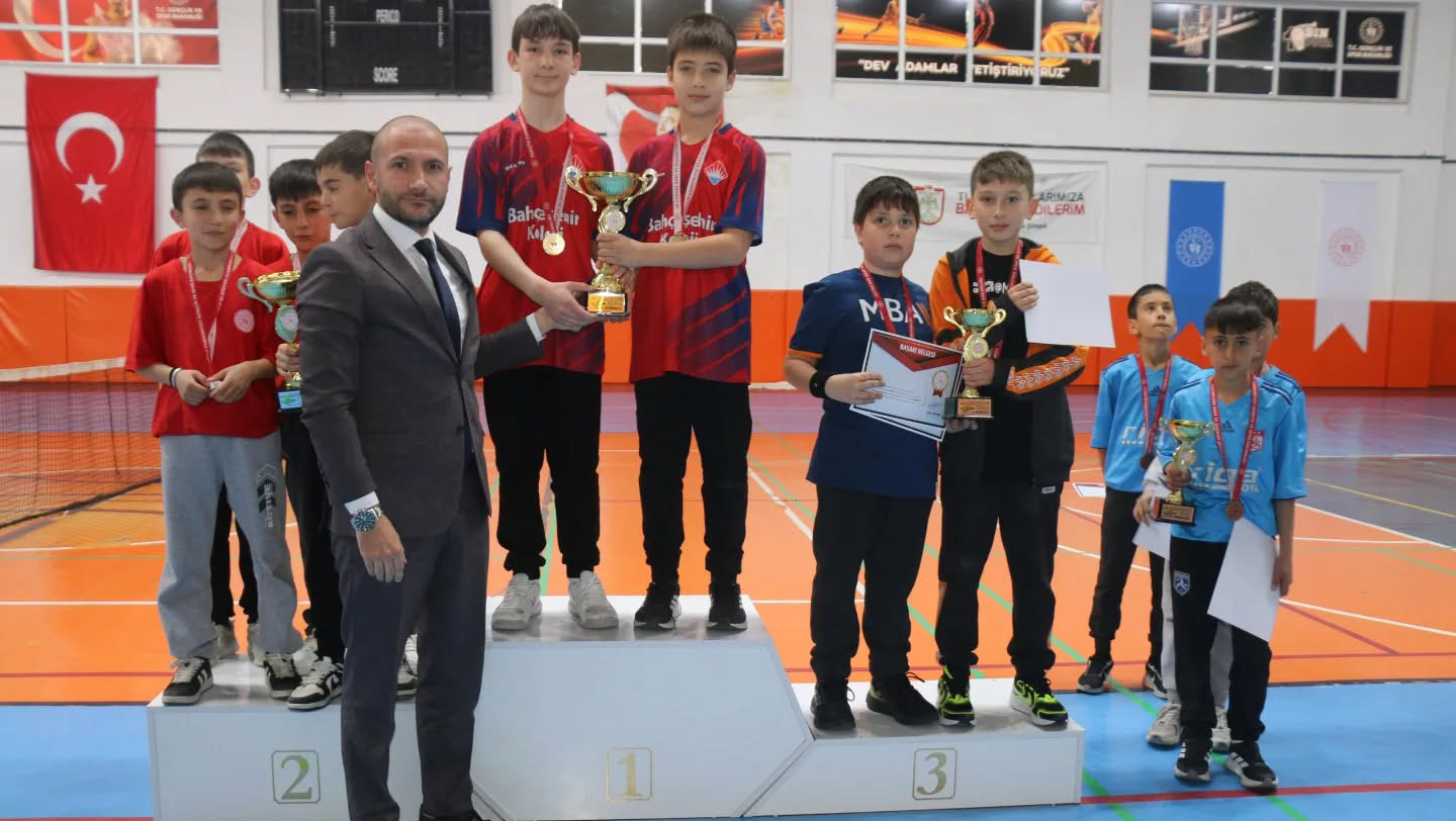 Küçük erkekler kortta buluştu