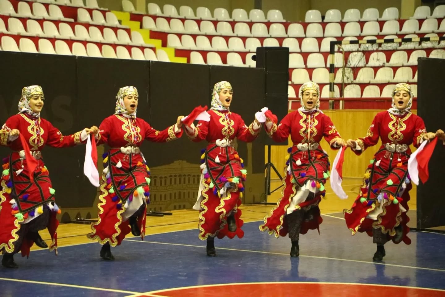 Sivas’ta folklor rüzgârı esti