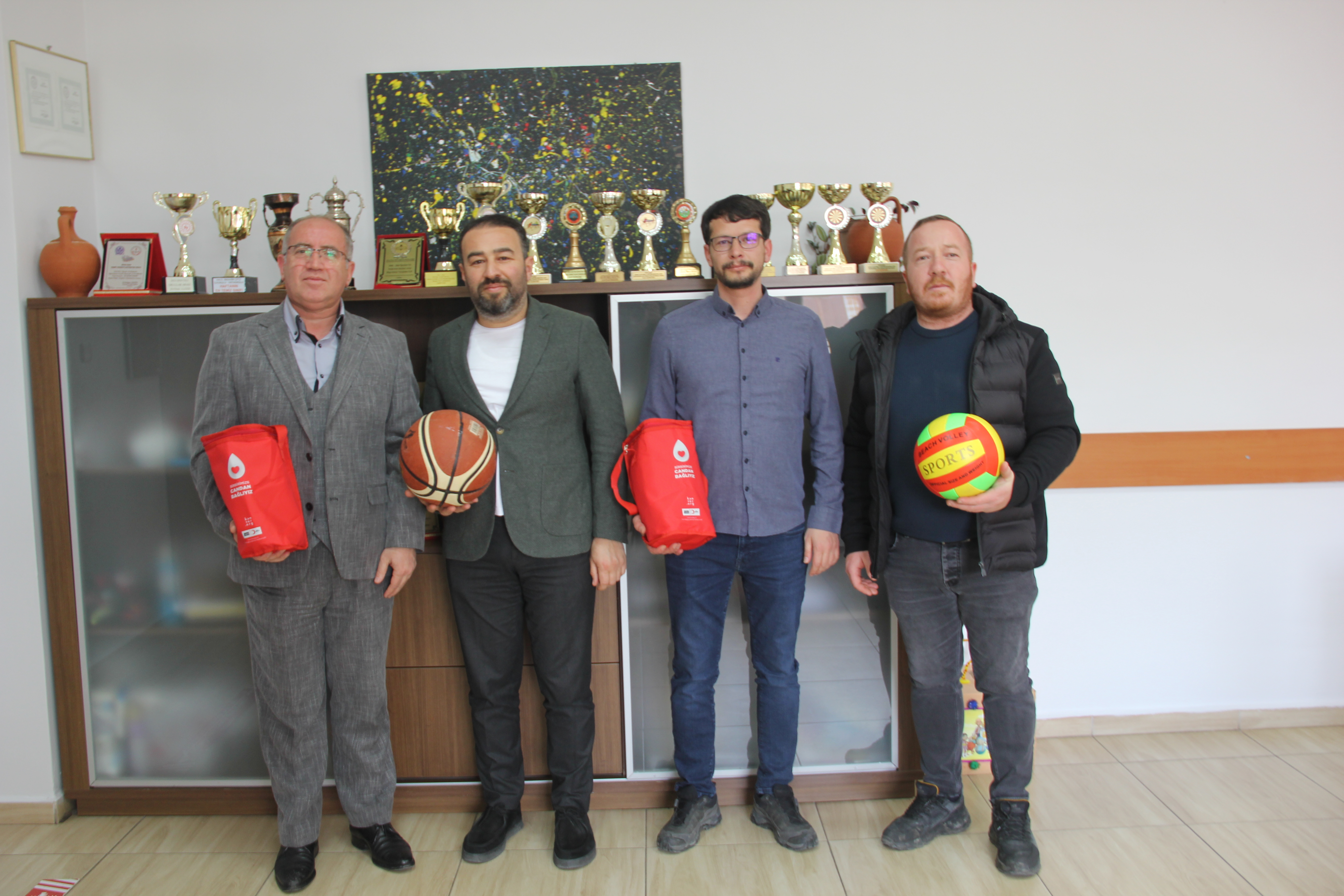 Zara'da öğrencilere kırtasiye ve giysi desteği