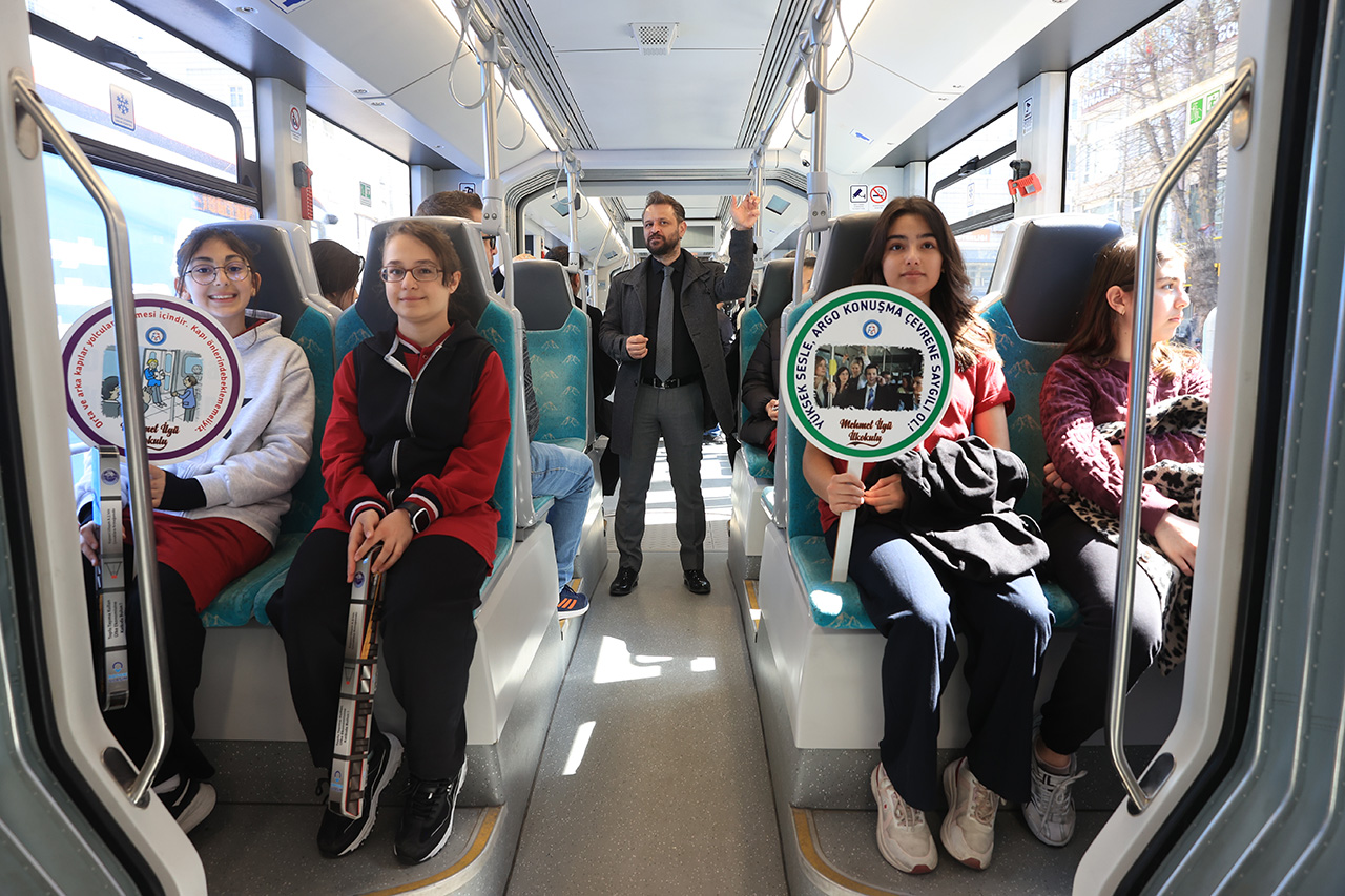 Öğrenciler toplu ulaşımda nezaket kurallarını uygulamalı öğreniyor