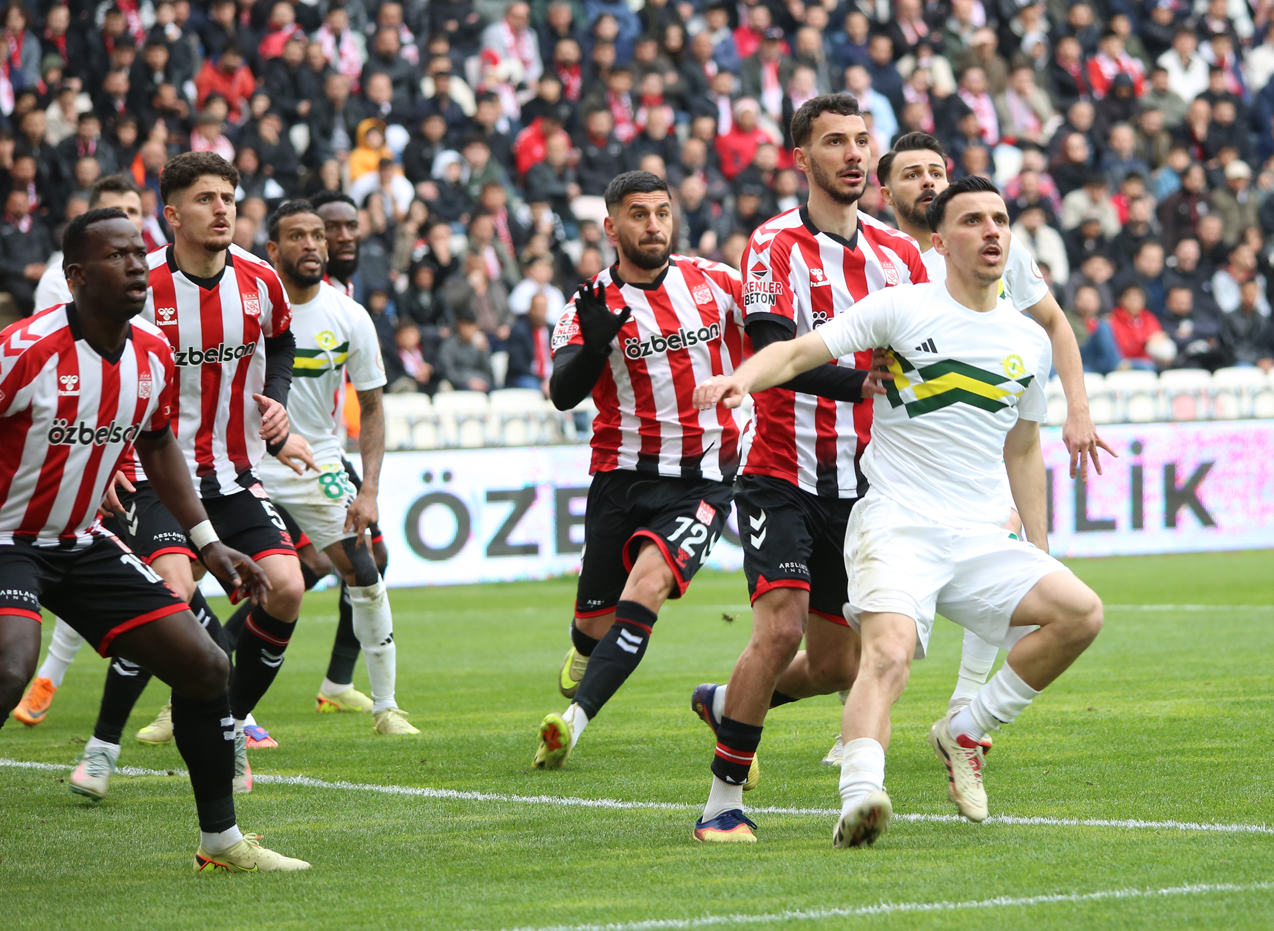 Sivasspor evinde kritik maçı kaybetti