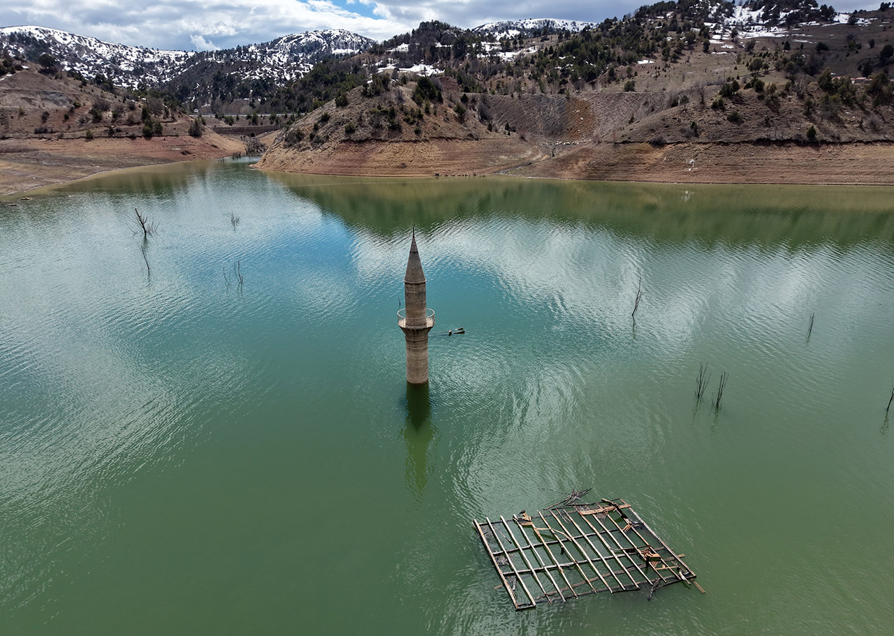 Sivas'ta tarihi köy yeniden su altında