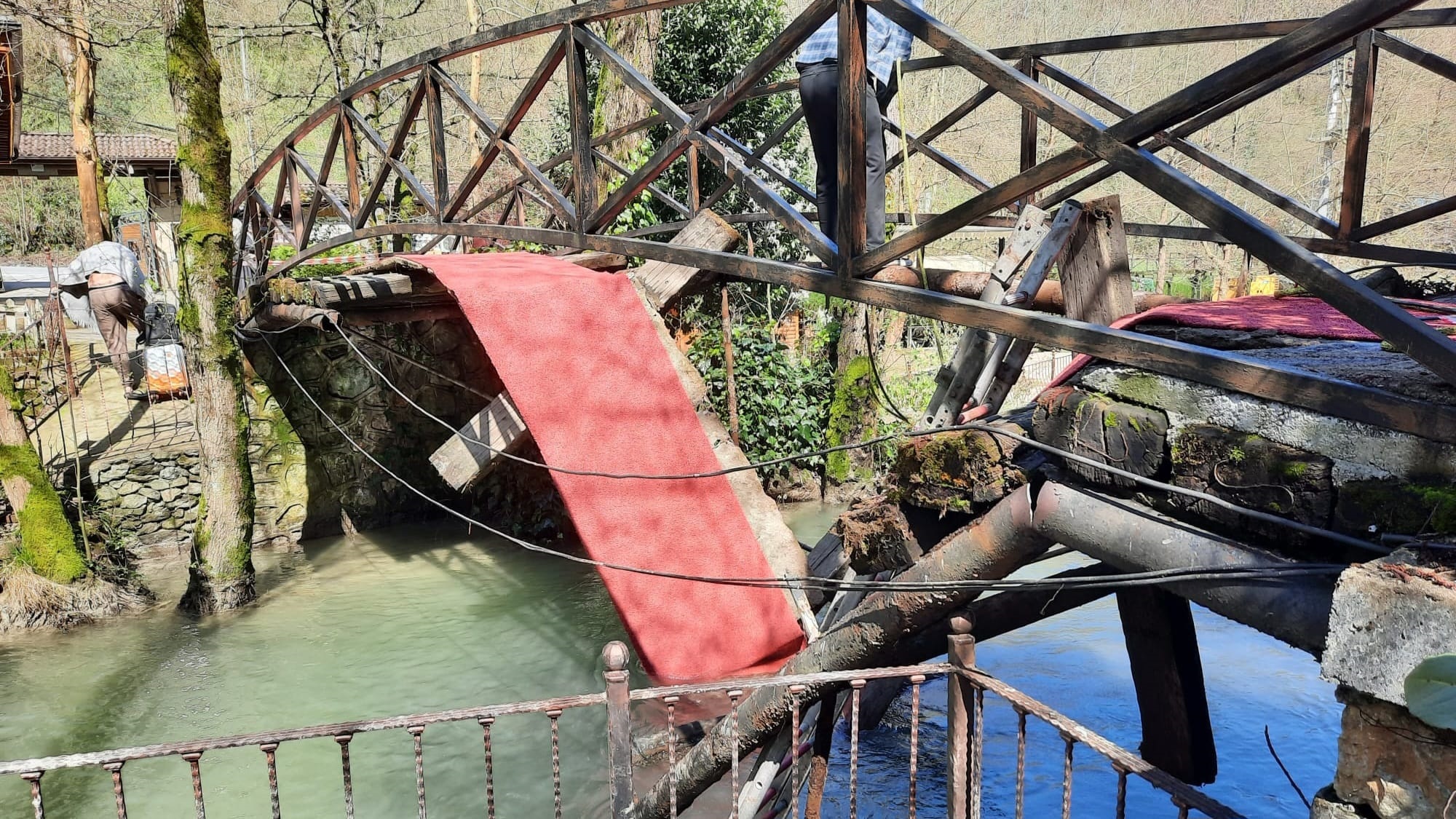 Asma köprü çöktü: 2 yaralı