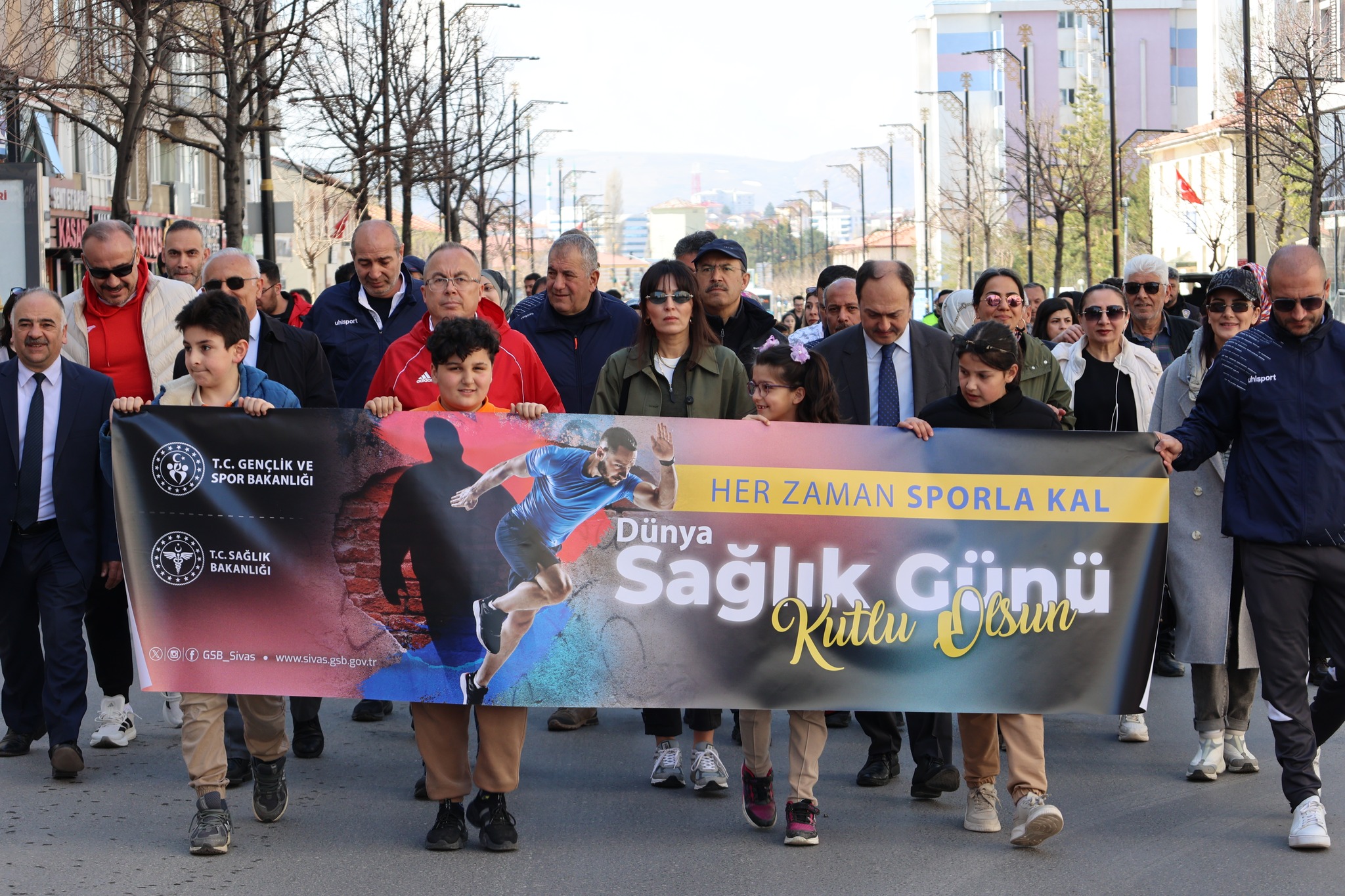 Sivas'ta Dünya Sağlık Günü'nde obeziteye karşı anlamlı yürüyüş