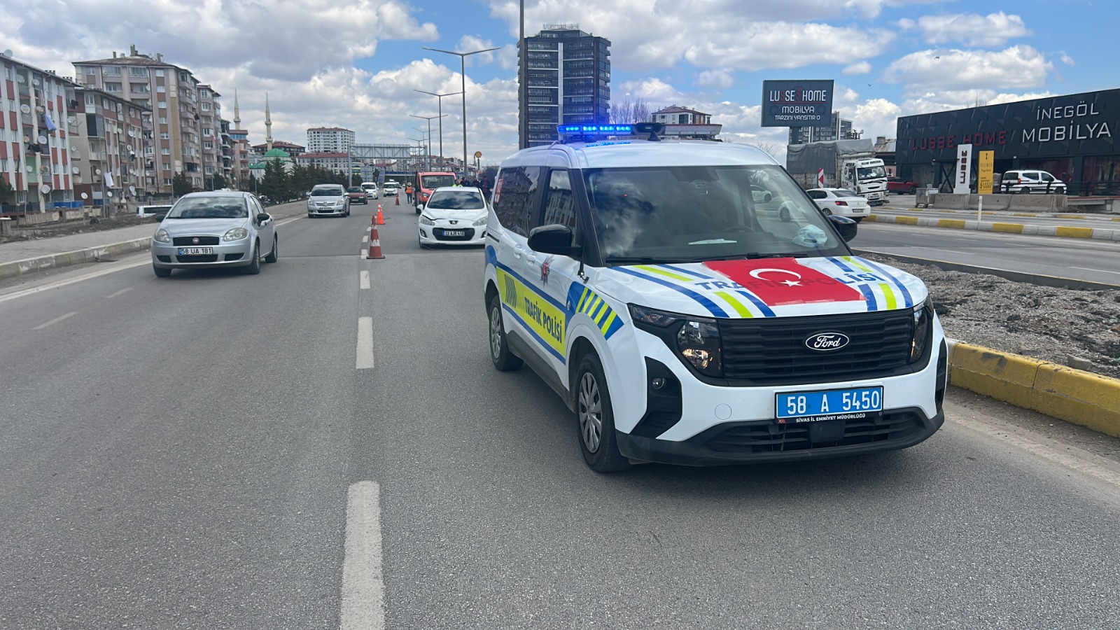 Sivas'ta 10 yaşındaki Sima'ya araba çarptı!