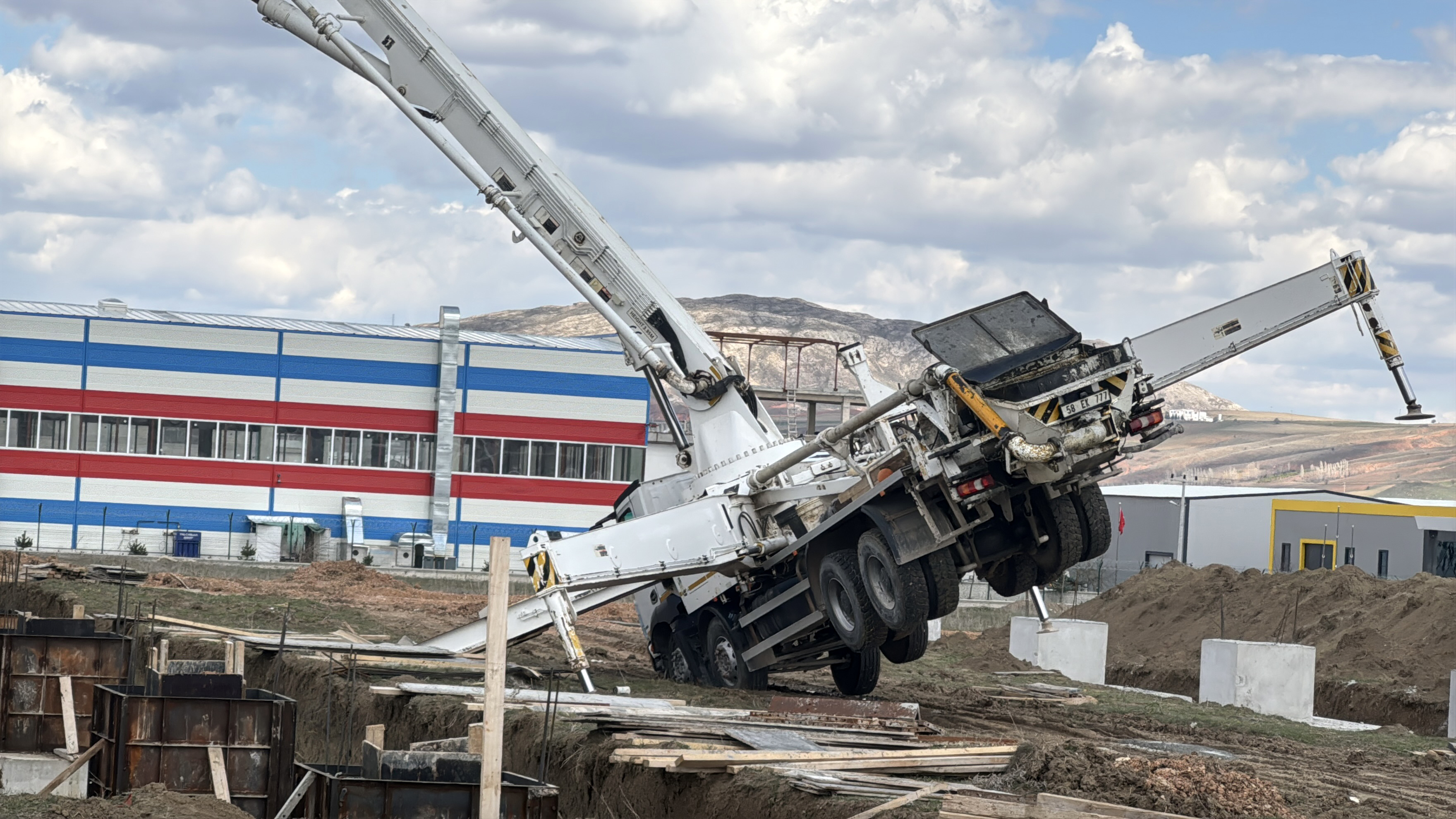 Sivas'ta inşaatta beton kalıbına düşen işçi öldü