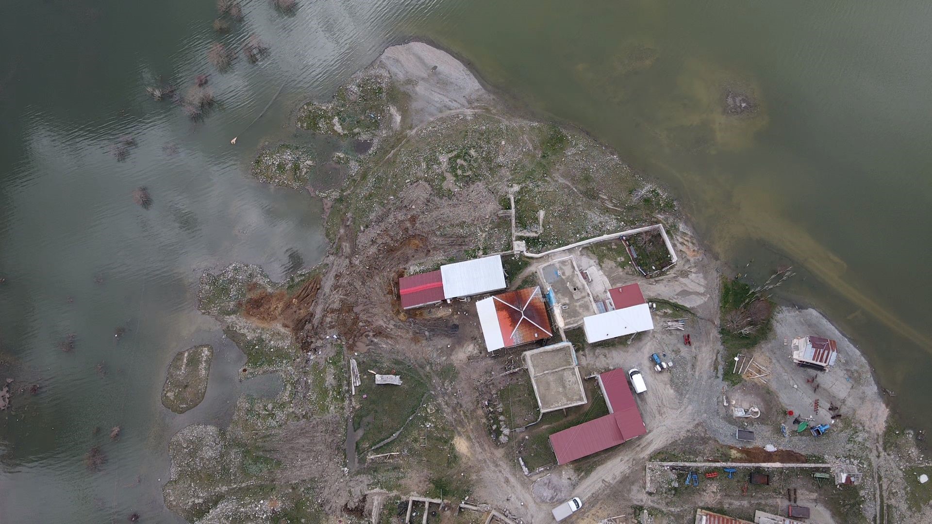 Baraj suları taştı, evler gölün ortasında kaldı