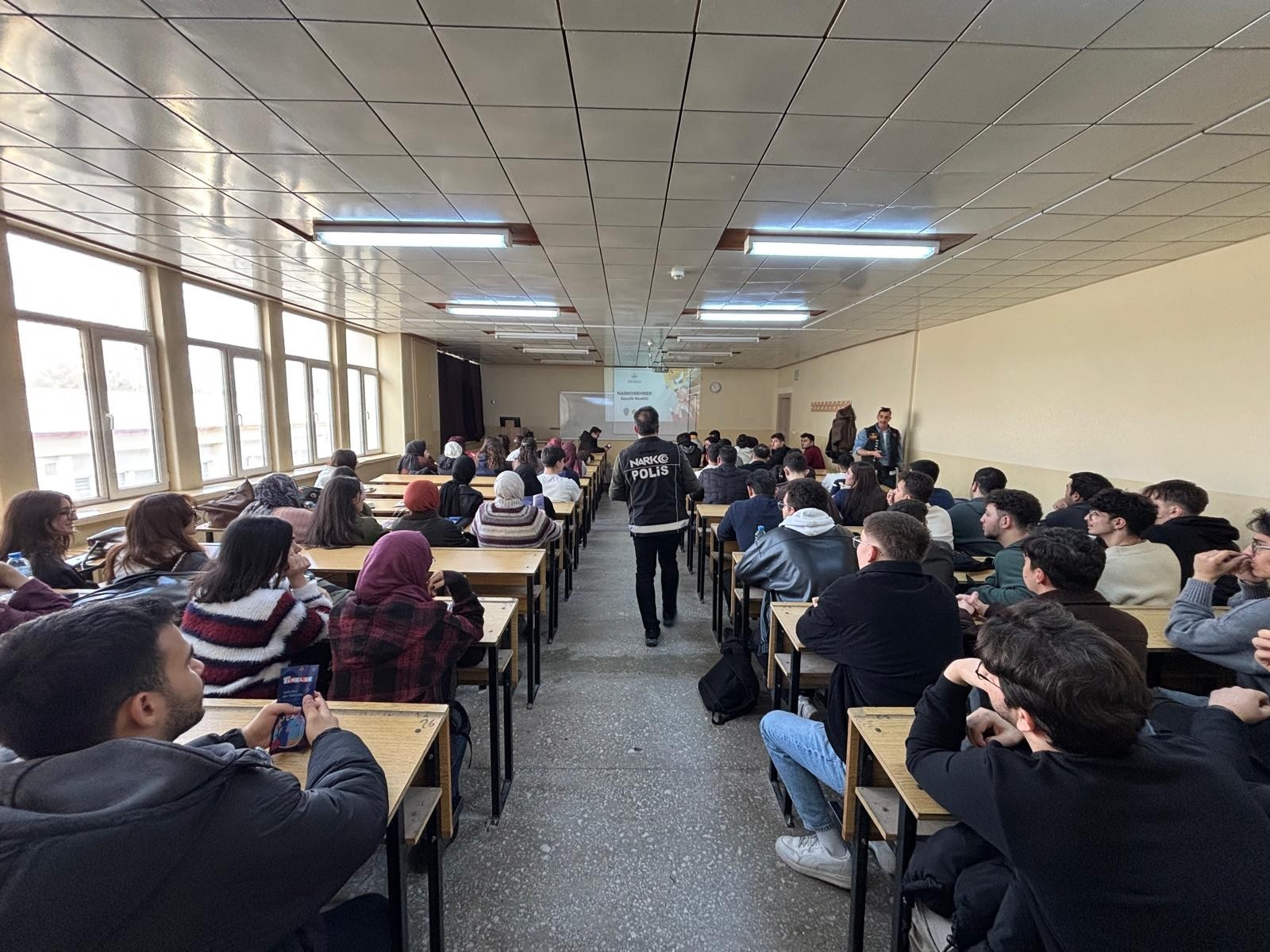 Üniversitede narko gençlik eğitimi düzenlendi