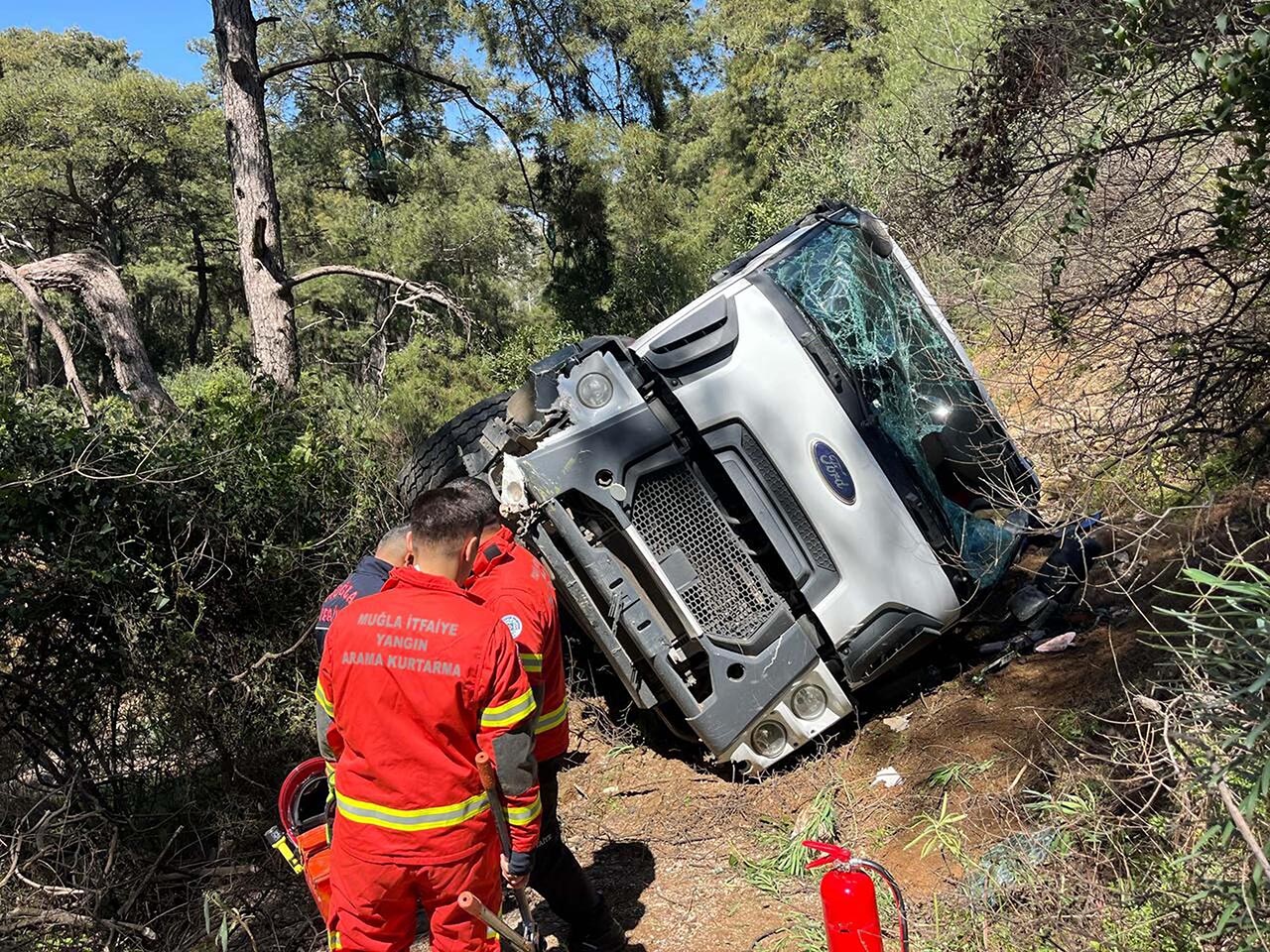 Yoldan çıkıp 15 metreden yuvarlanan beton mikserinin şoförü yaralandı