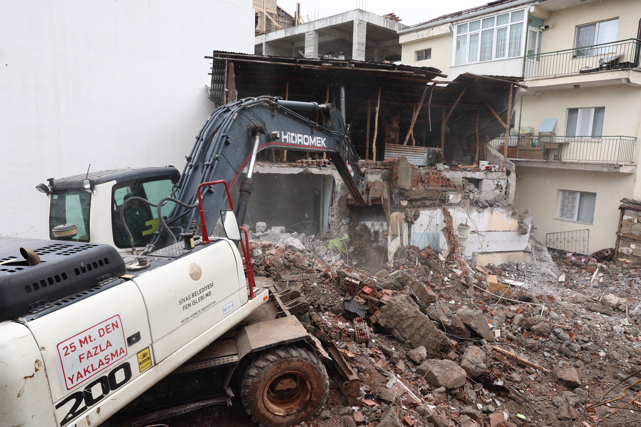 Sivas’ta tehlike saçan yapı böyle ortadan kaldırıldı!