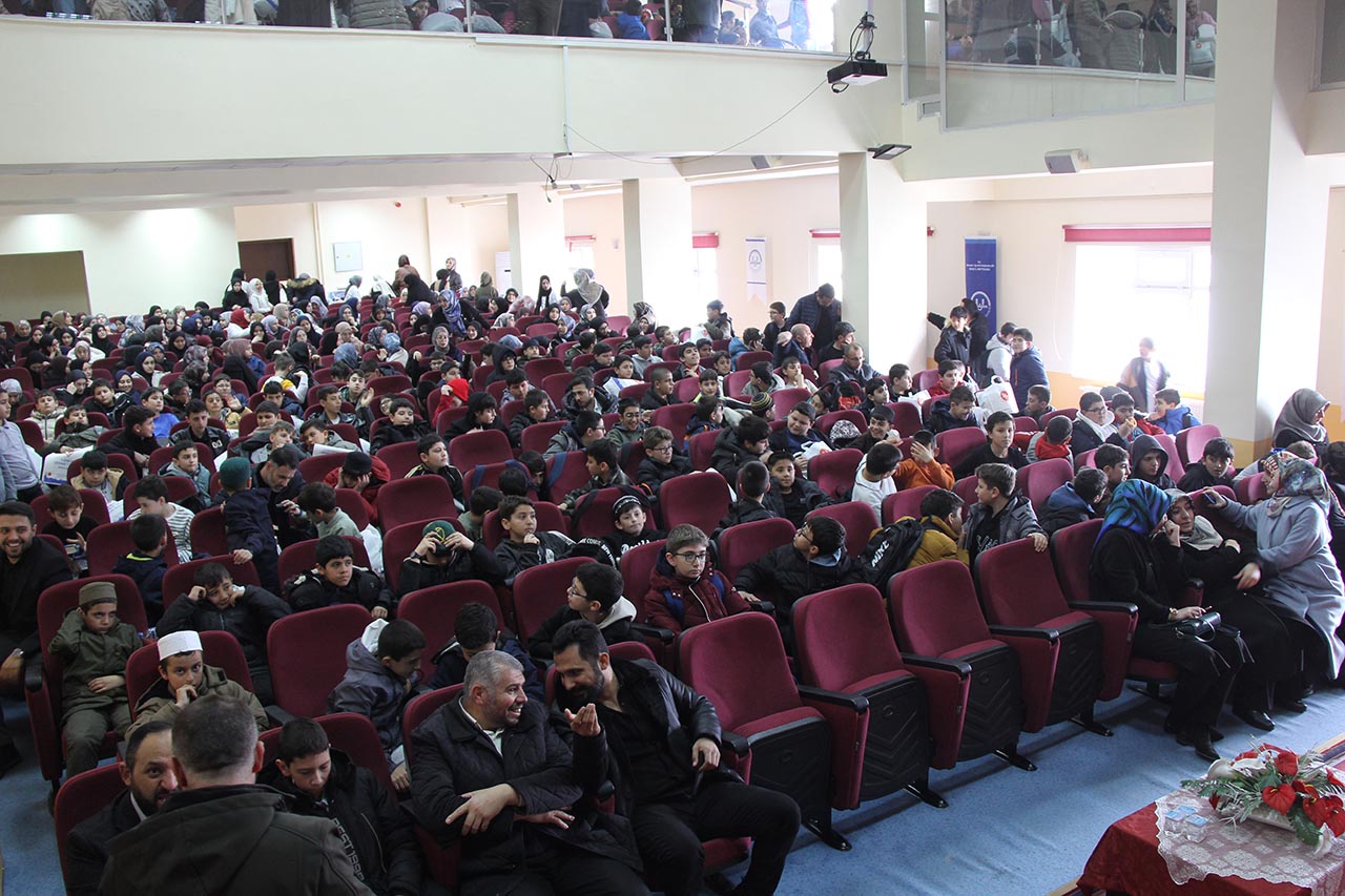 Sivaslı hafızlara anlamlı destek: 332 hafıza giysi yardımı