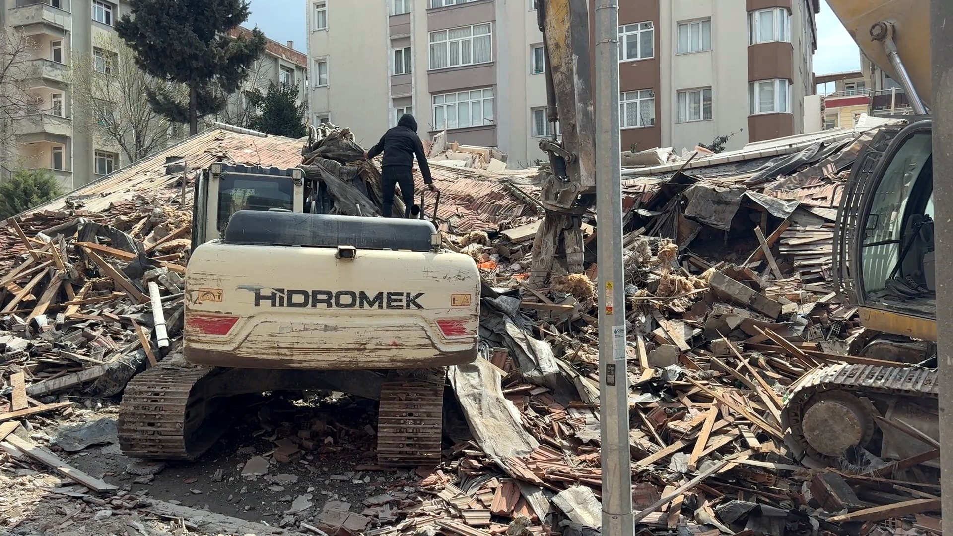 Kontrollü yıkım sırasında bina çöktü; operatör kıl payı kurtuldu