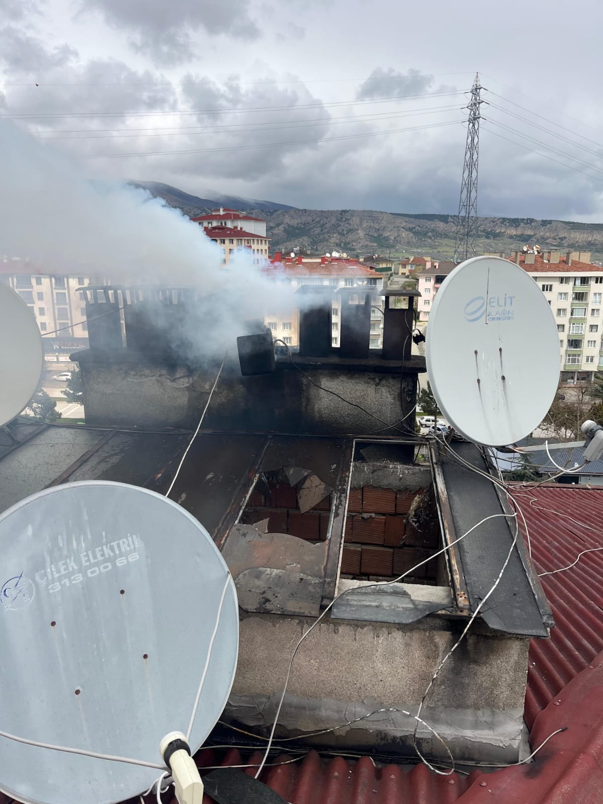 Bacadaki yangına müdahale etmek isterken canından oldu