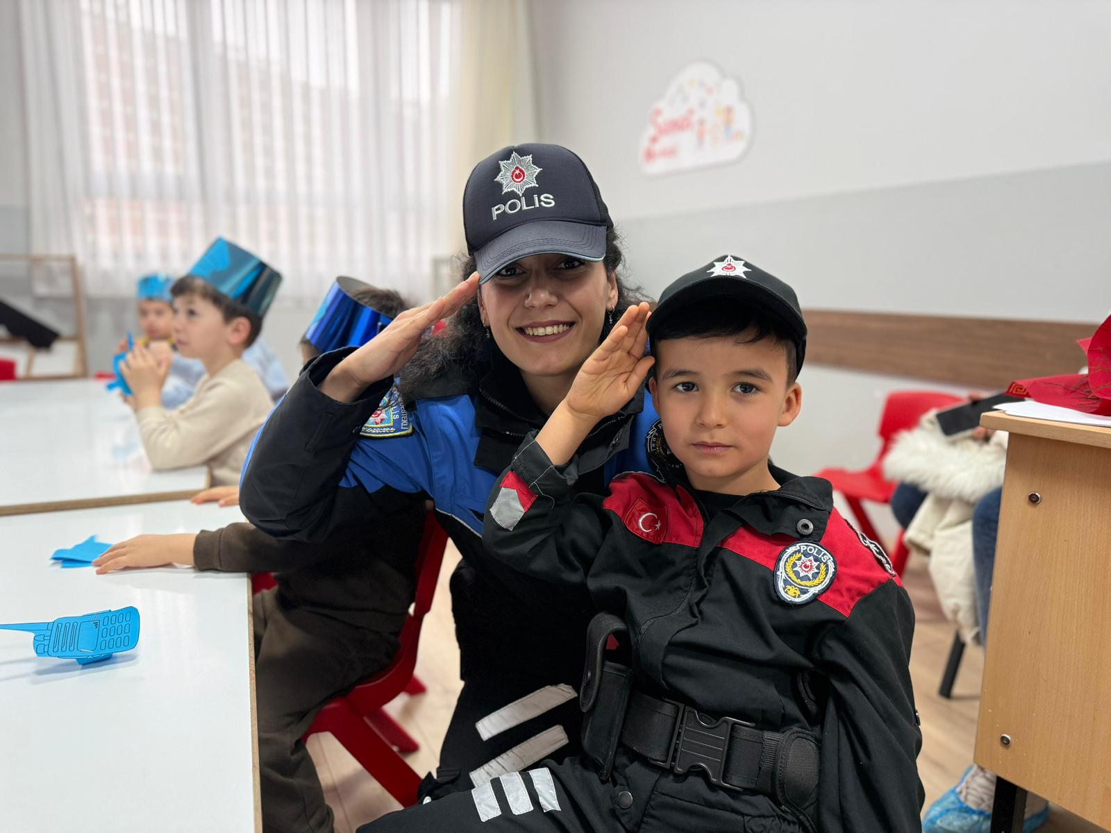 Emniyet teşkilatı sahada vatandaşla buluştu