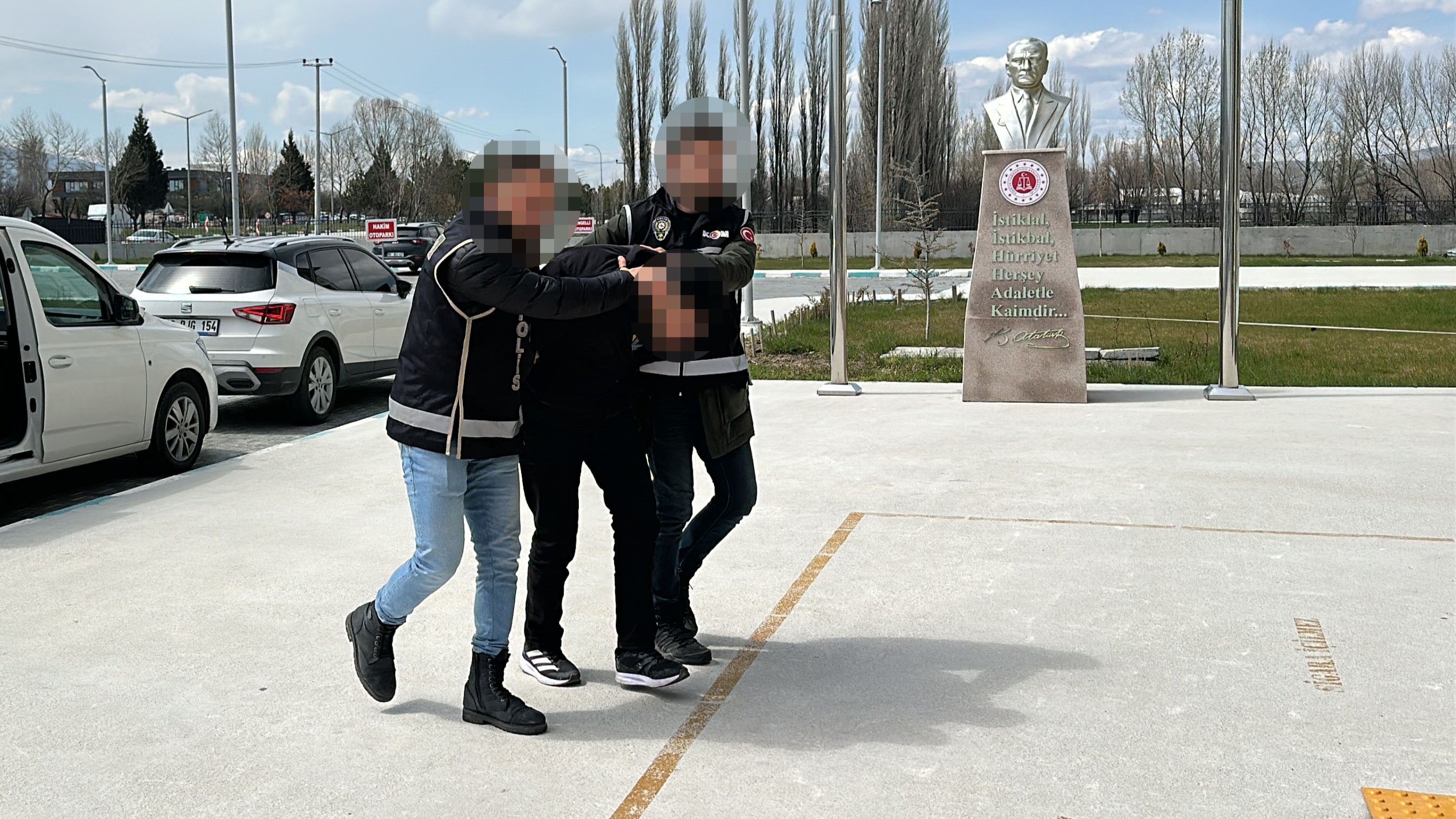 Daltonlar suç örgütü ile bağlantılı 2 şüphelinin aracında el bombası ele geçirildi