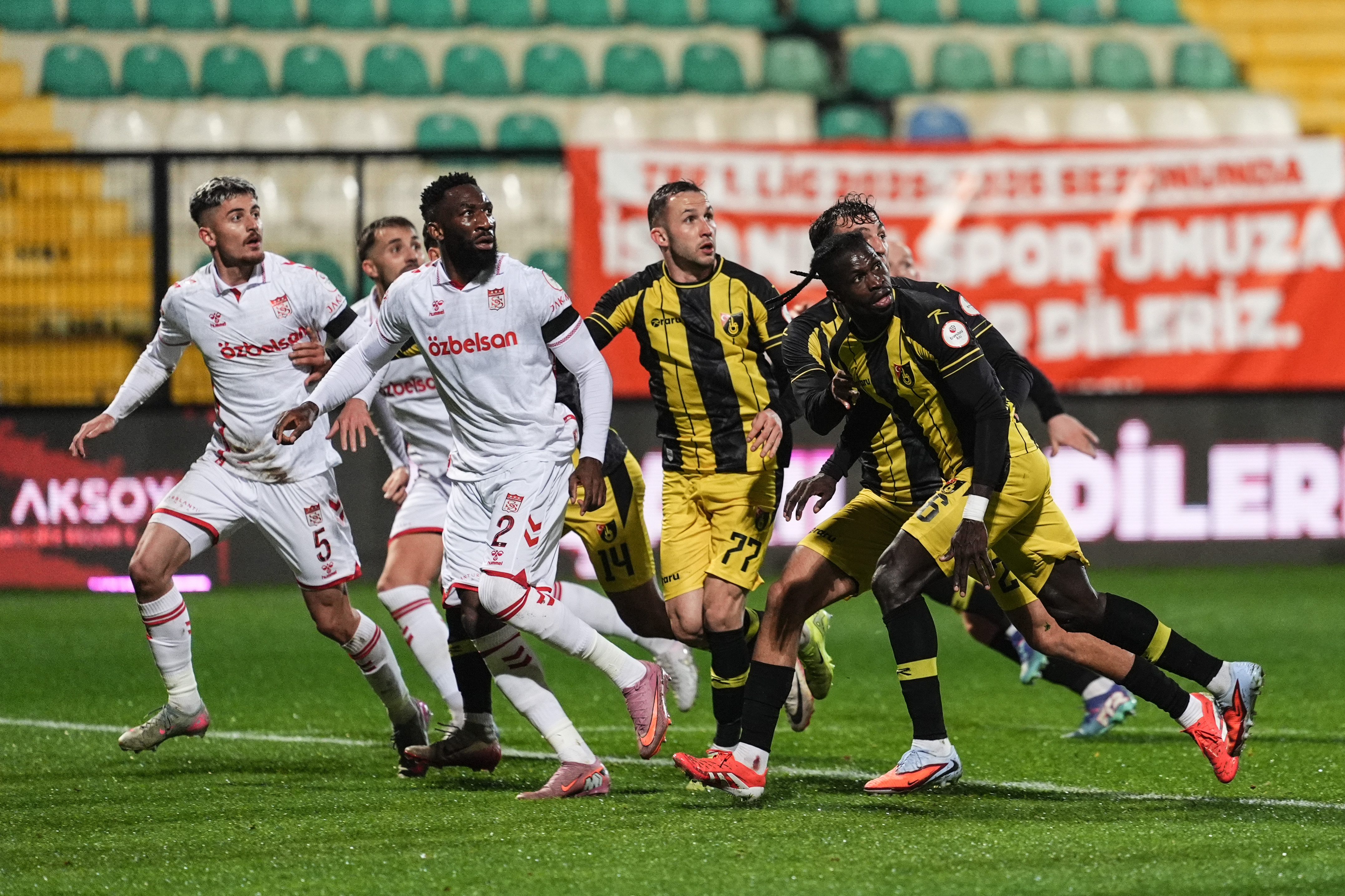 Sivasspor'da İstanbulspor maçı öncesi 8 oyuncu ceza sınırında!