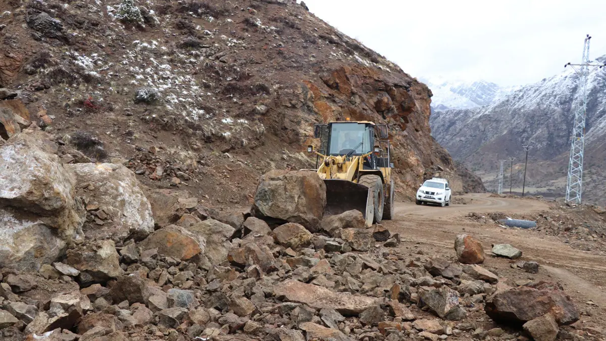 Kar ve yağmur heyelana yol açtı