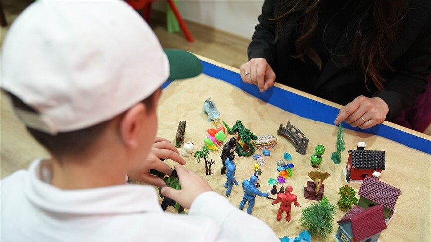 Devlet korumasındaki çocuklar travmalarının izlerini "kum terapisiyle" siliyor