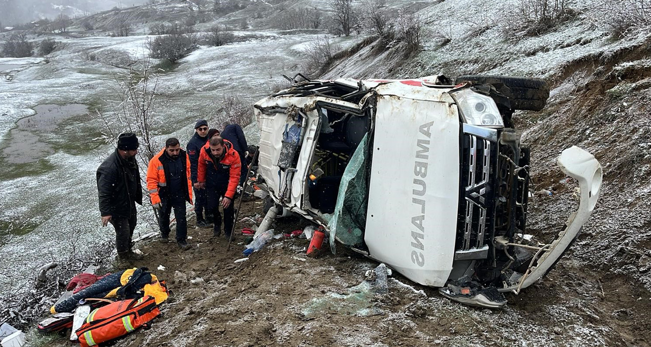 Ambulans uçuruma yuvarlandı: 1 ölü, 4 yaralı