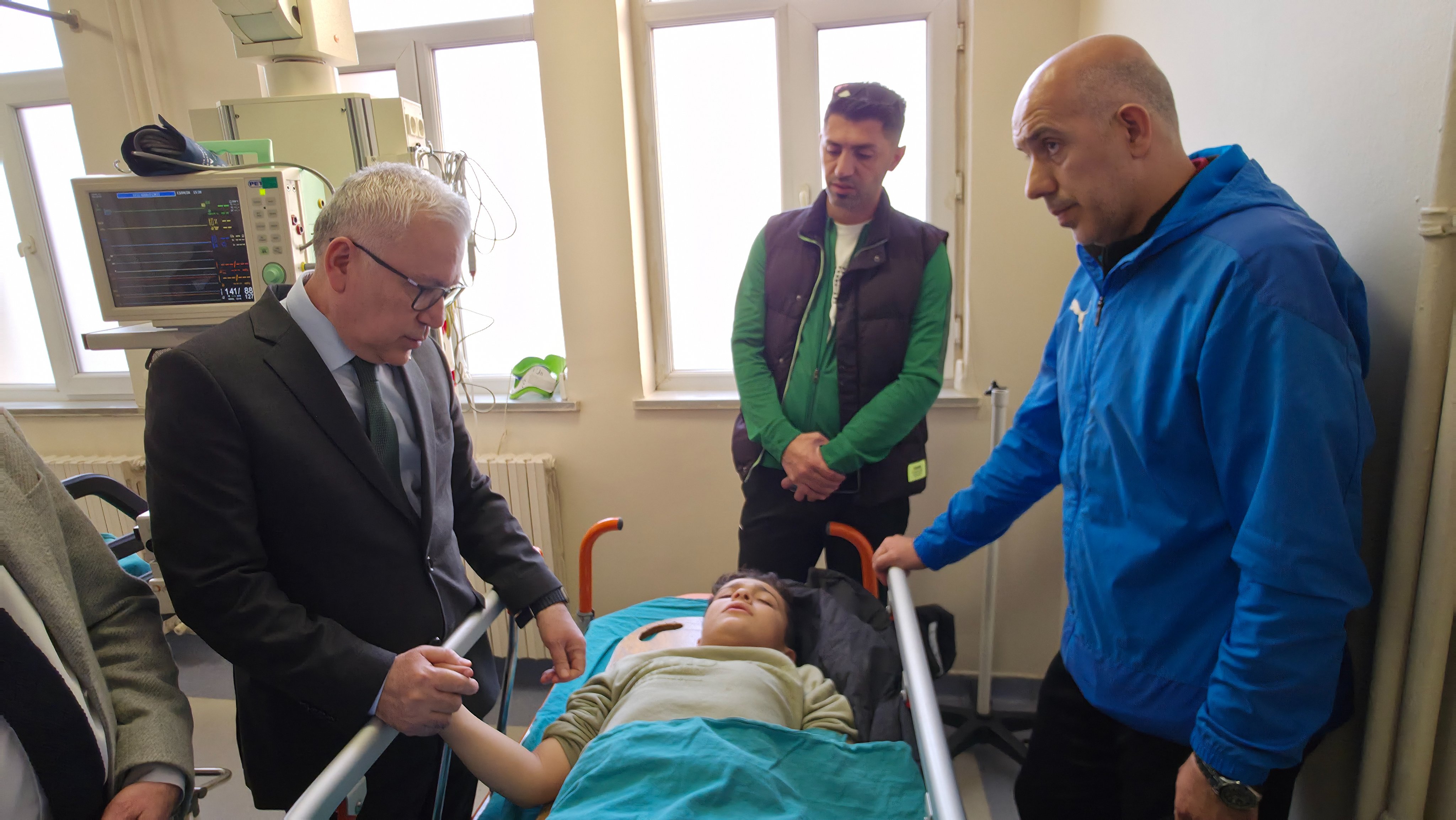 Vali Şimşek’ten kazada yaralanan genç Sivassporlulara ziyaret