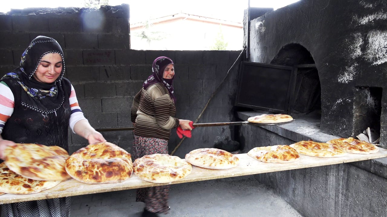 Asırlık geleneği iki komşu imece usulü yaşatıyor