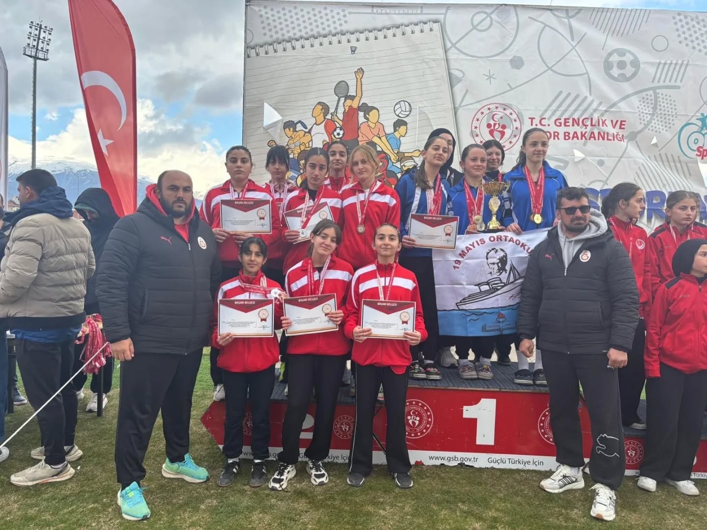 Atletizm pistinde Sivas rüzgârı