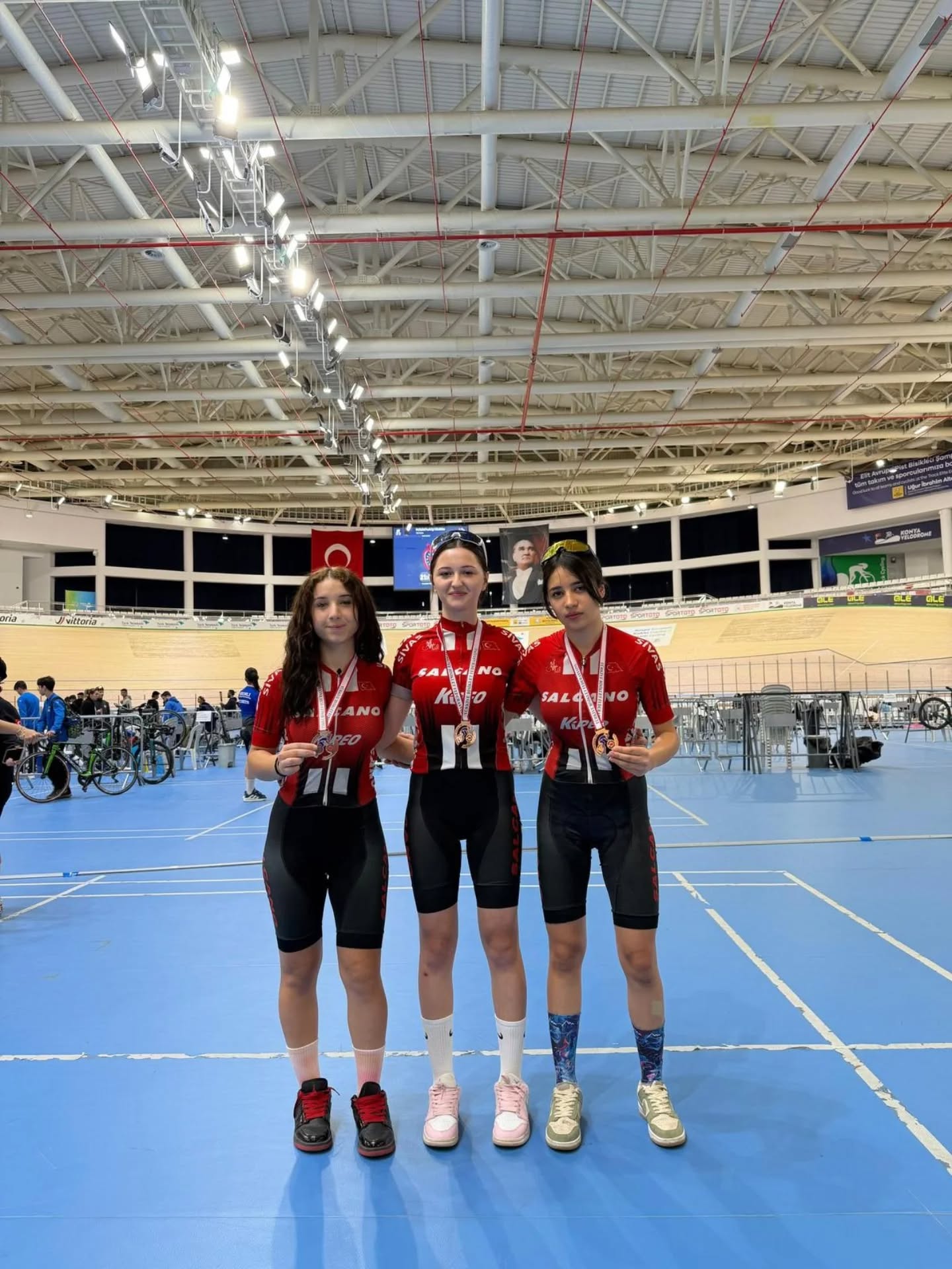 Sivaslı bisikletçiler Konya’da kürsüye çıktı