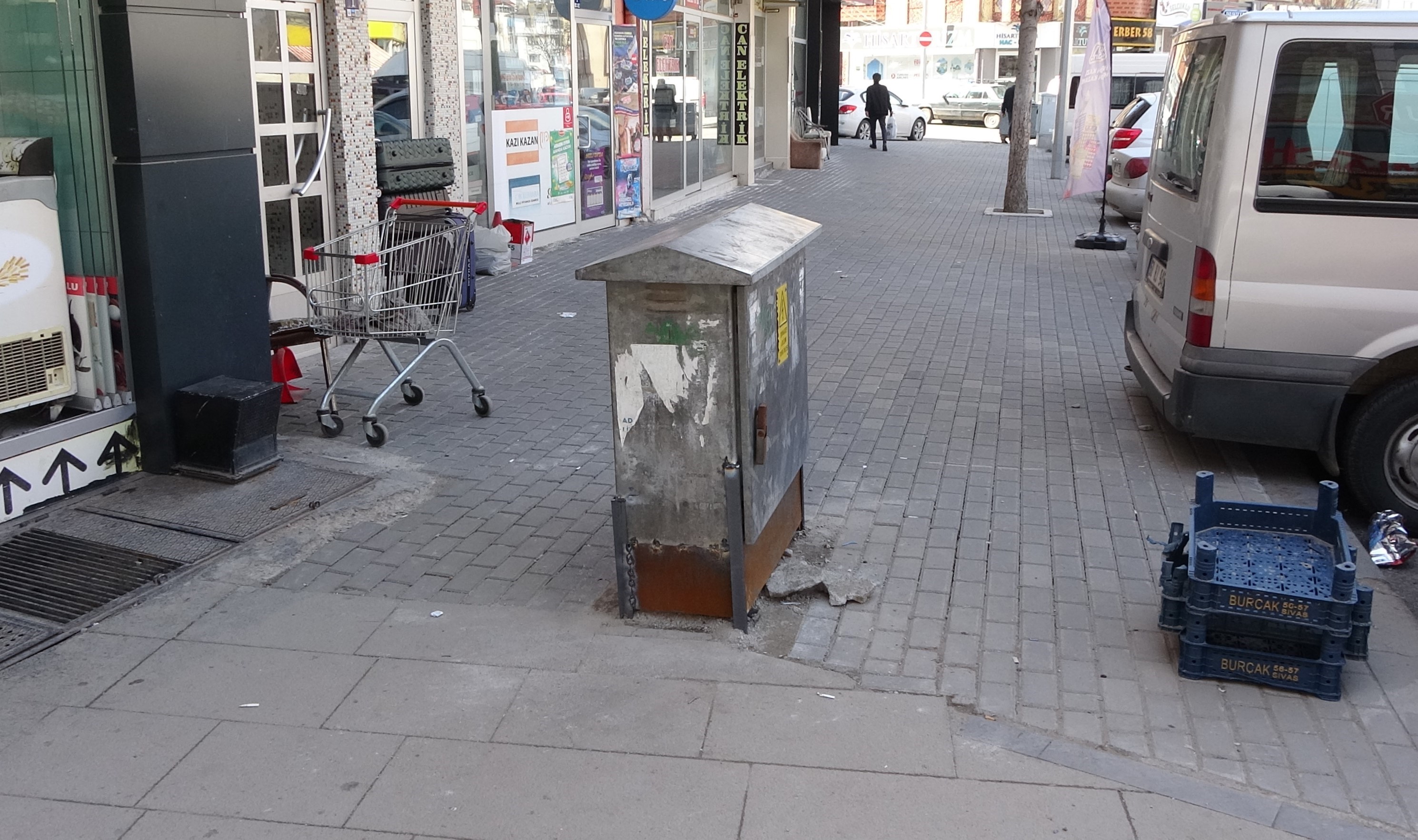 Arkadaşına sinirlendi, hırsını elektrik panosuna saldırarak aldı