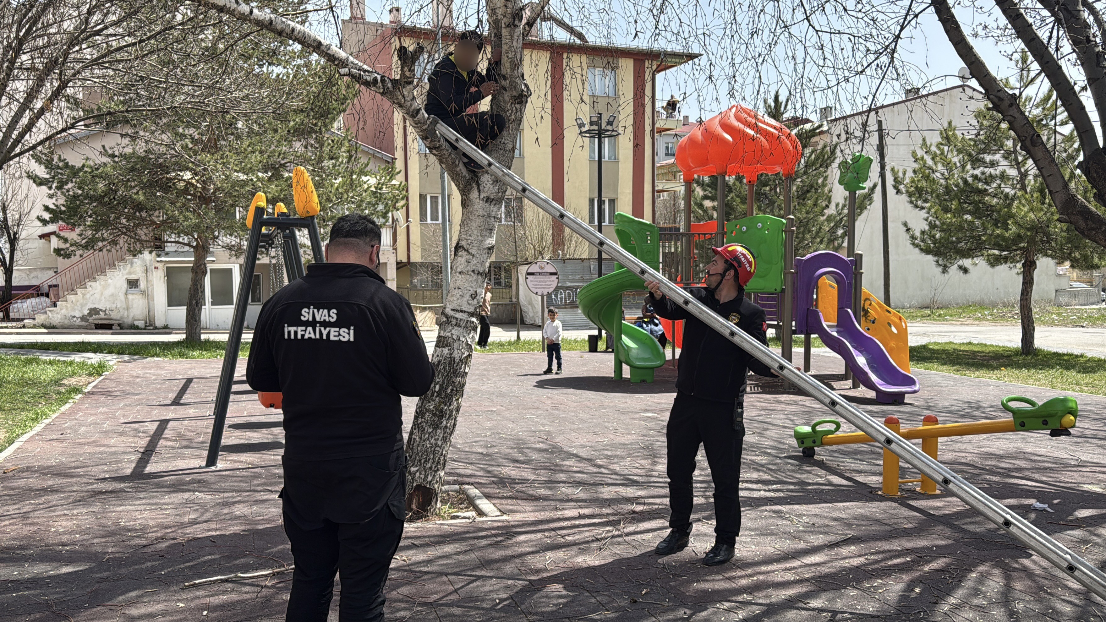 Topu almak isterken mahsur kaldı! İtfaiye yardımına koştu