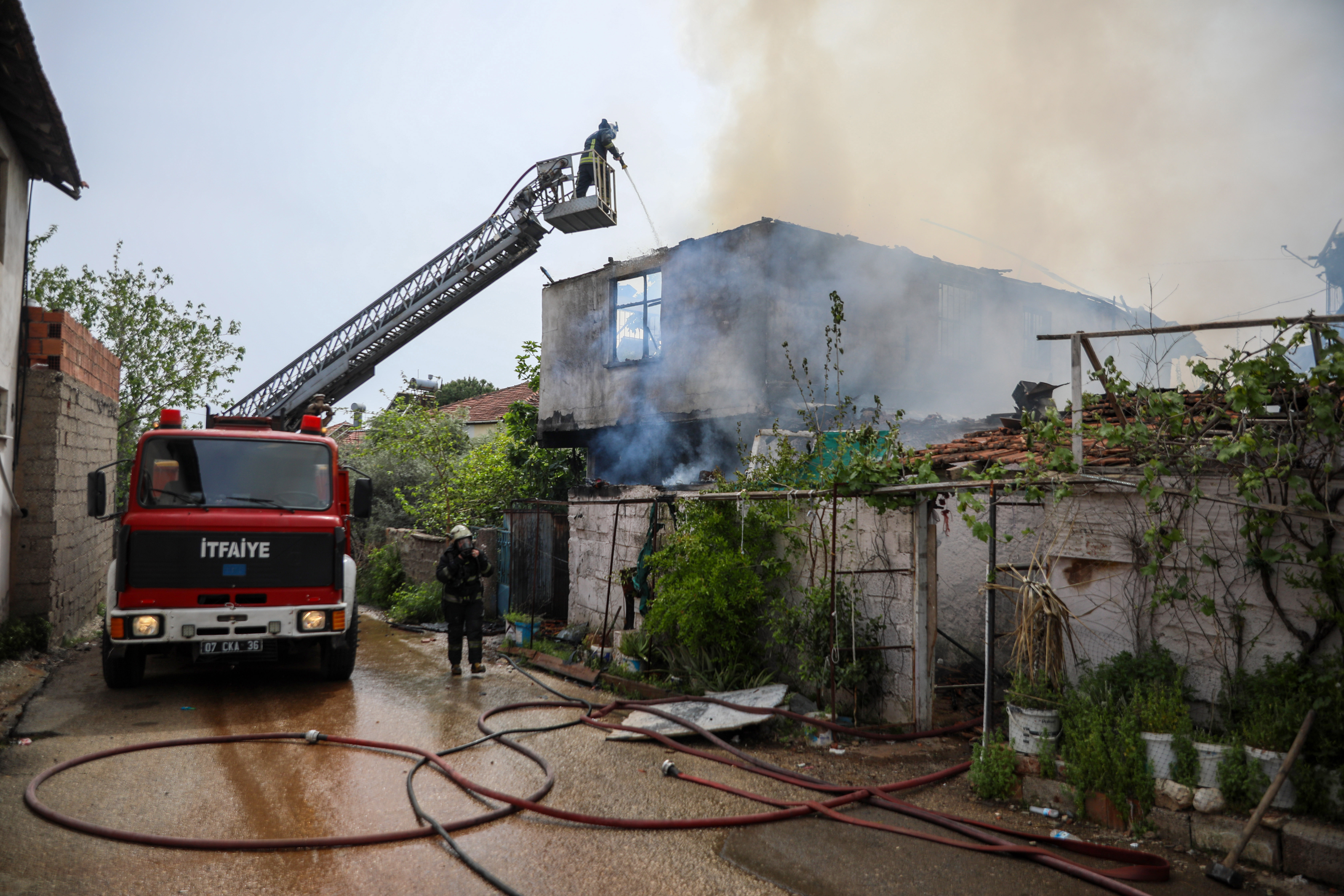 Yangın çıkan evdeki 2 kız kardeş, komşuları tarafından kurtarıldı