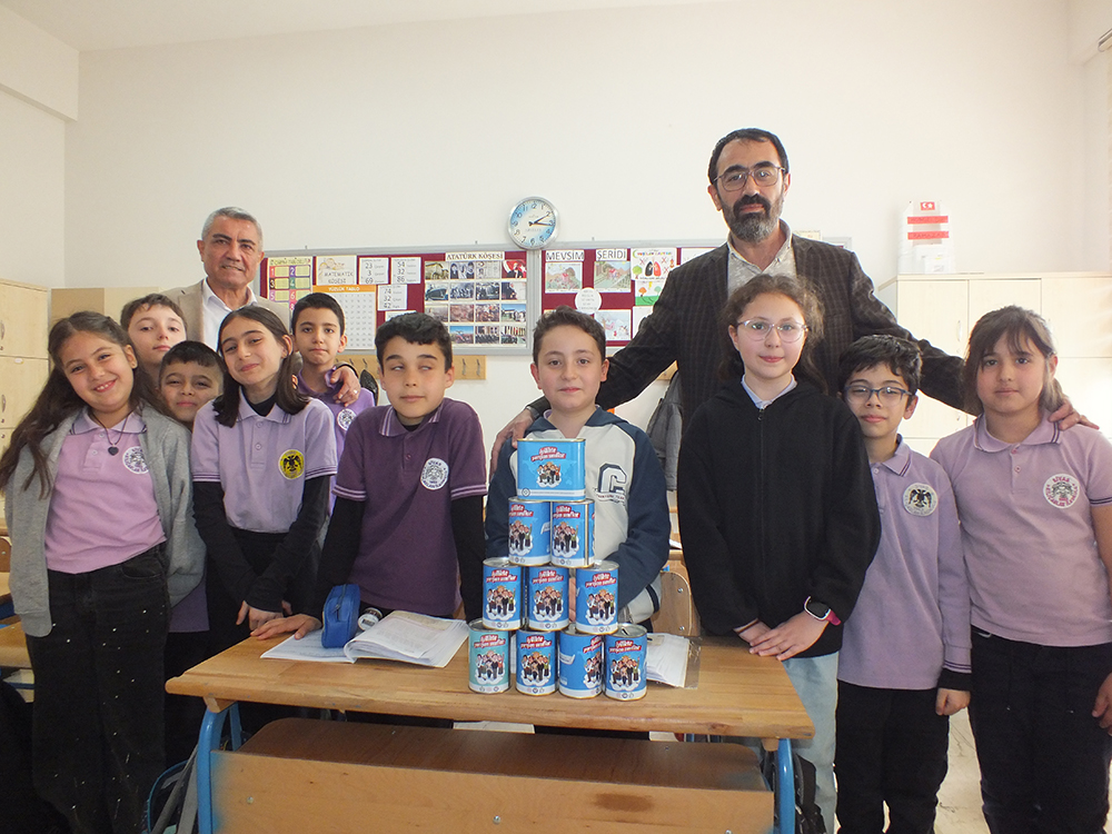 İlkokul öğrencileri yetim çocukları sevindirdi