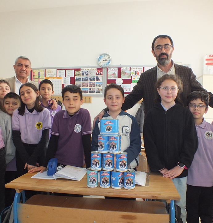 İlkokul öğrencileri yetim çocukları sevindirdi