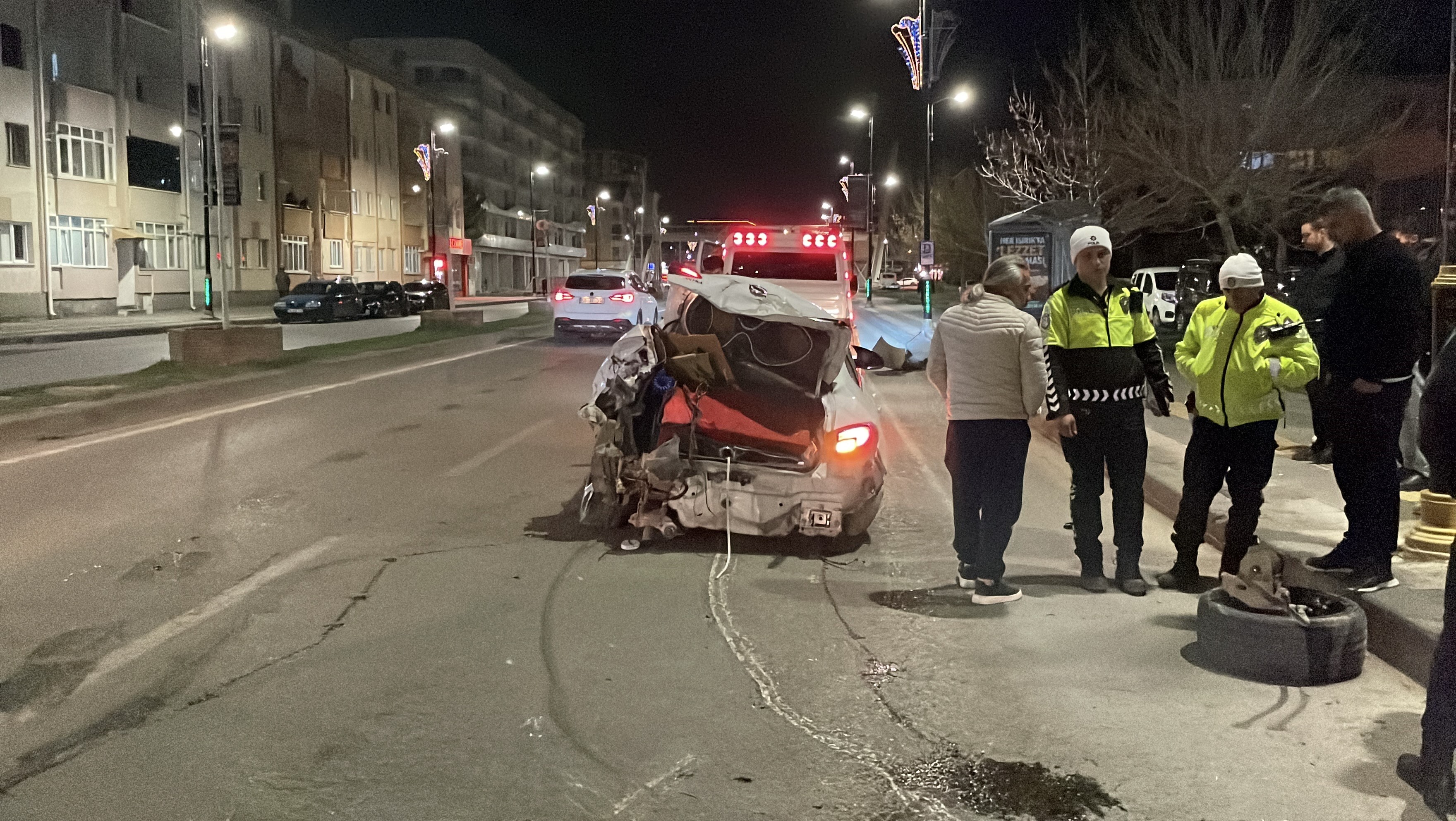 Sivas'ta üç kişinin yaralandığı kazada araç hurdaya döndü