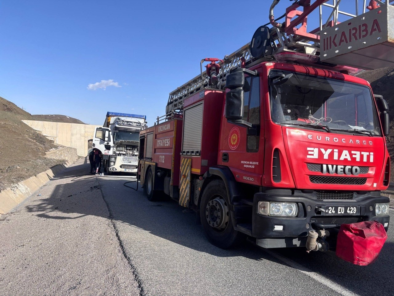 Erzincan-Sivas yolunda TIR'da yangın çıktı