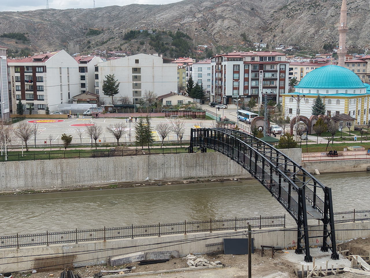 Zara’da ulaşımı kolaylaştıran yeni köprü hizmete girdi