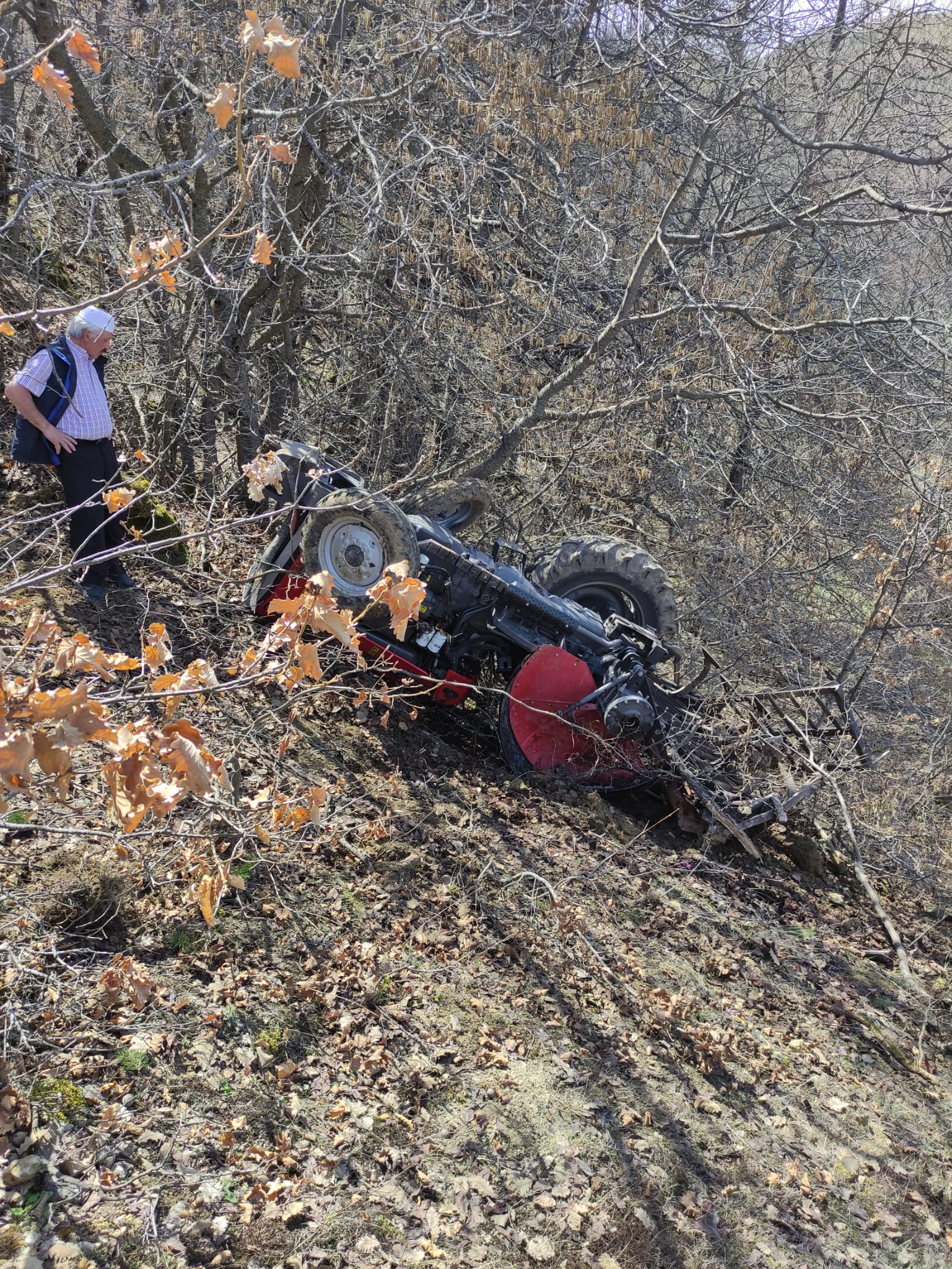 Sivas'ta devrilen traktörün sürücüsü öldü, 1 kişi yaralandı