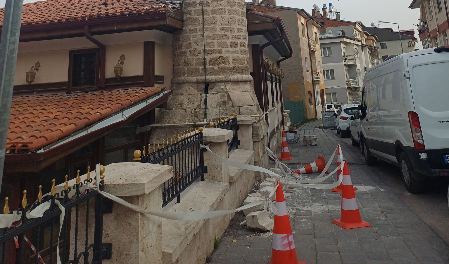 Tarihi Şems Camii minaresinde ihmal iddiası