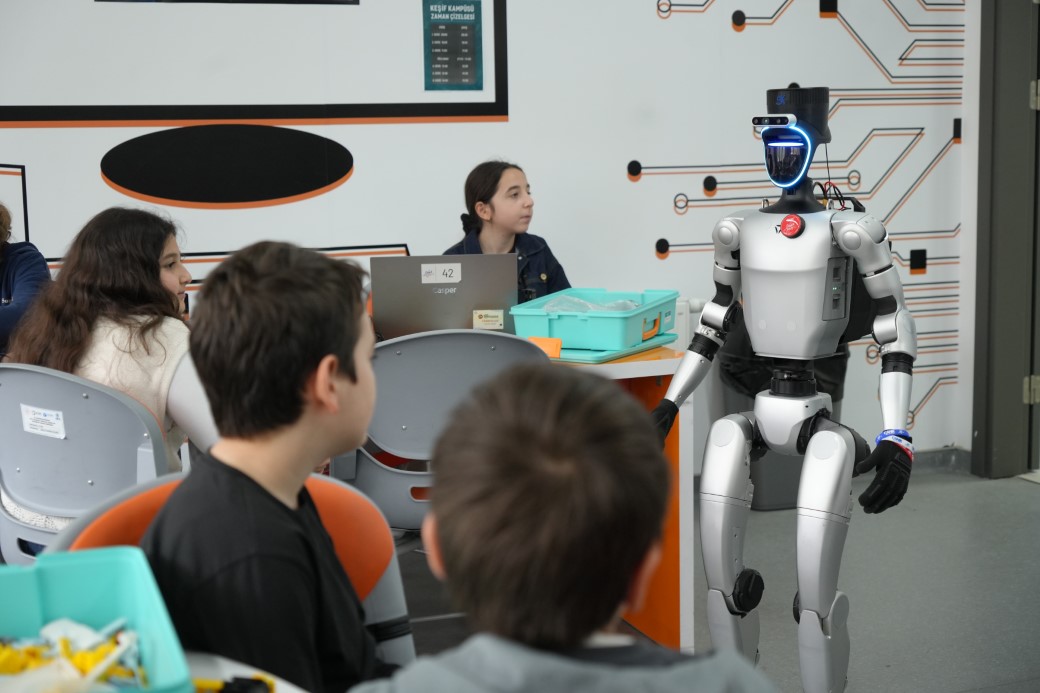 Türkiye’nin nüfusa kaydedilen ilk robotu şimdi de işe başladı