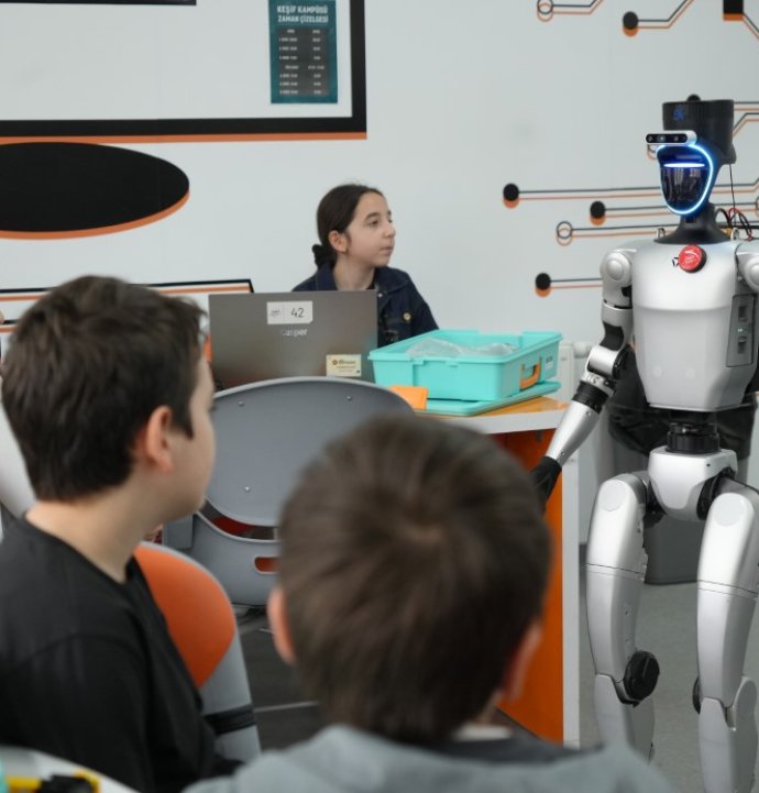 Türkiye’nin nüfusa kaydedilen ilk robotu şimdi de işe başladı