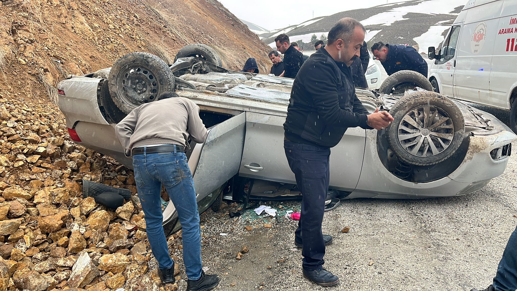 Sivas’ta otomobil takla attı, 3 kişi yaralandı