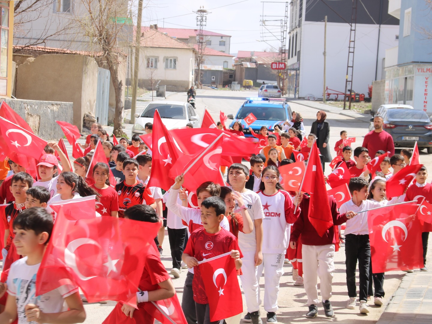 Sivas’ta 23 Nisan renkleri! İlçe kırmızı-beyaza boyandı