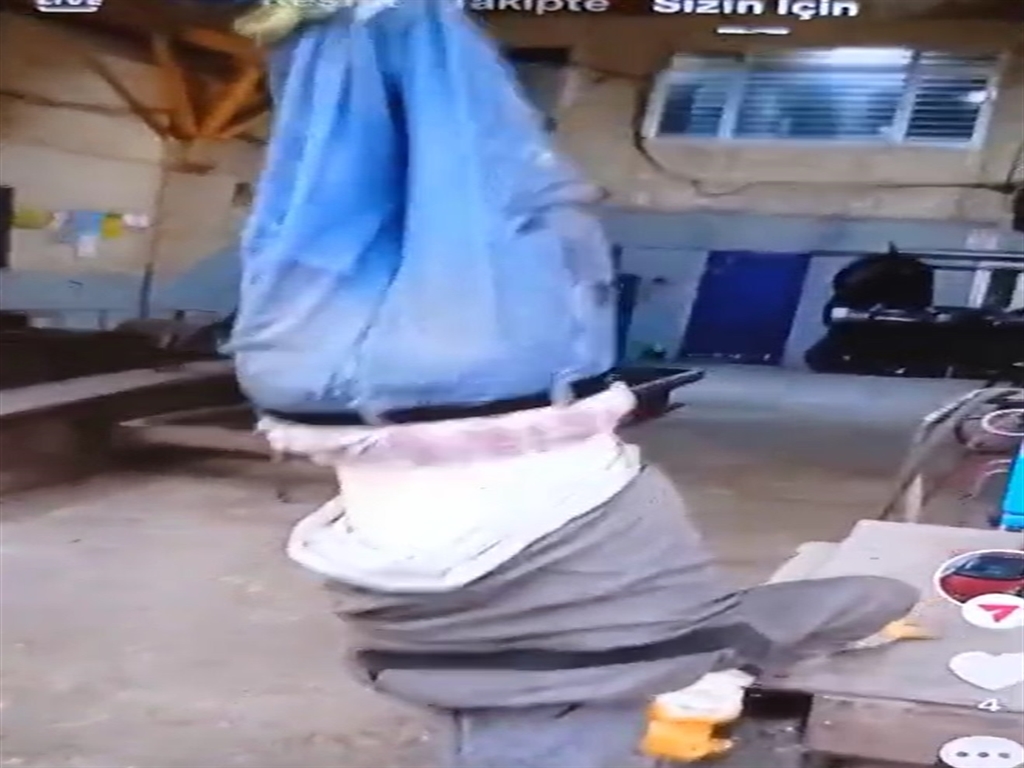 Zihinsel engelli genci vinçle asmışlardı, tahliye oldular!