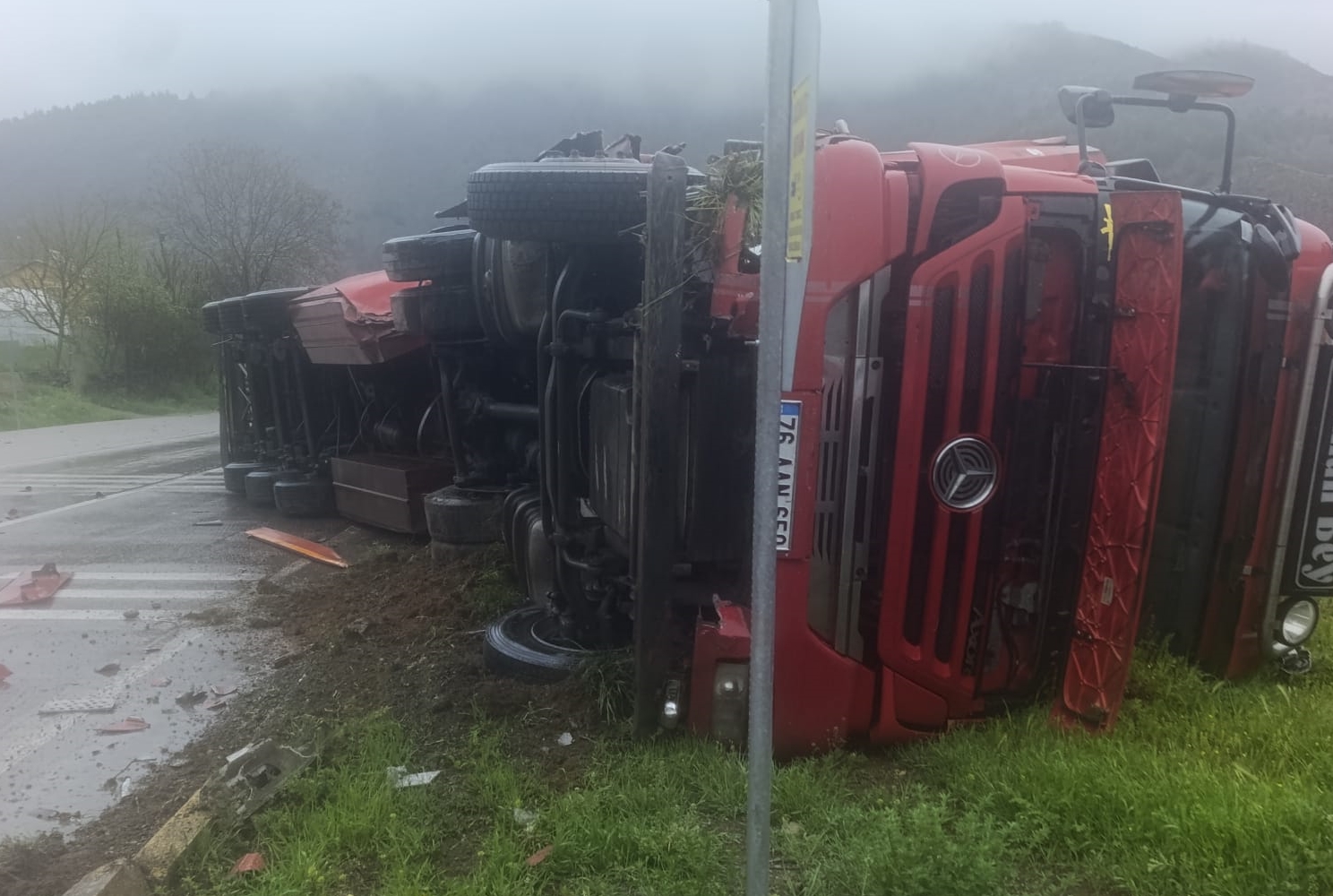 Sivas'ta devrilen tırın sürücüsü yaralandı