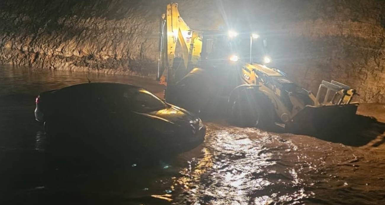 Yağış sonrası heyelan meydana geldi, vatandaşlar mahsur kaldı