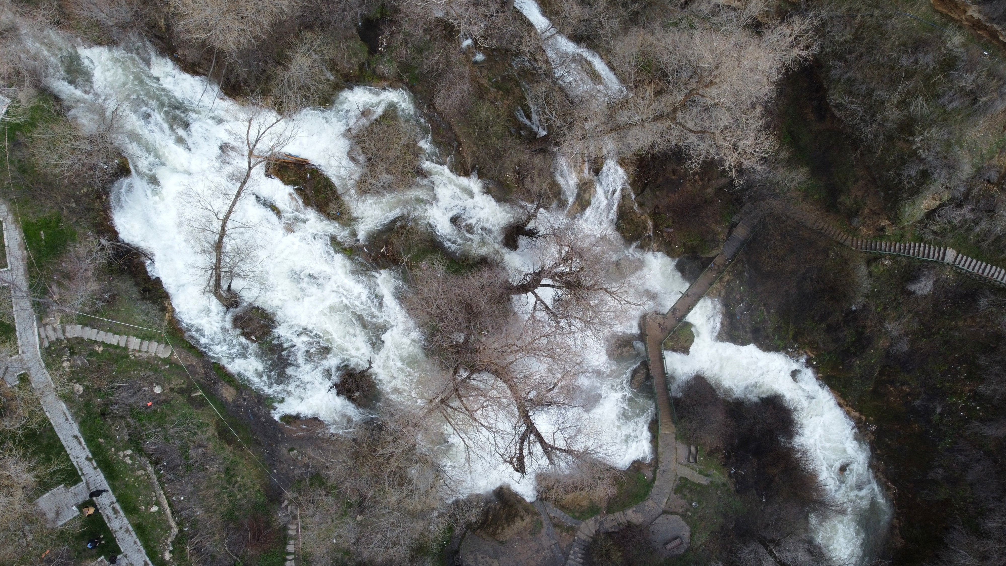 Bol yağışlar Sızır şelalesini coşturdu