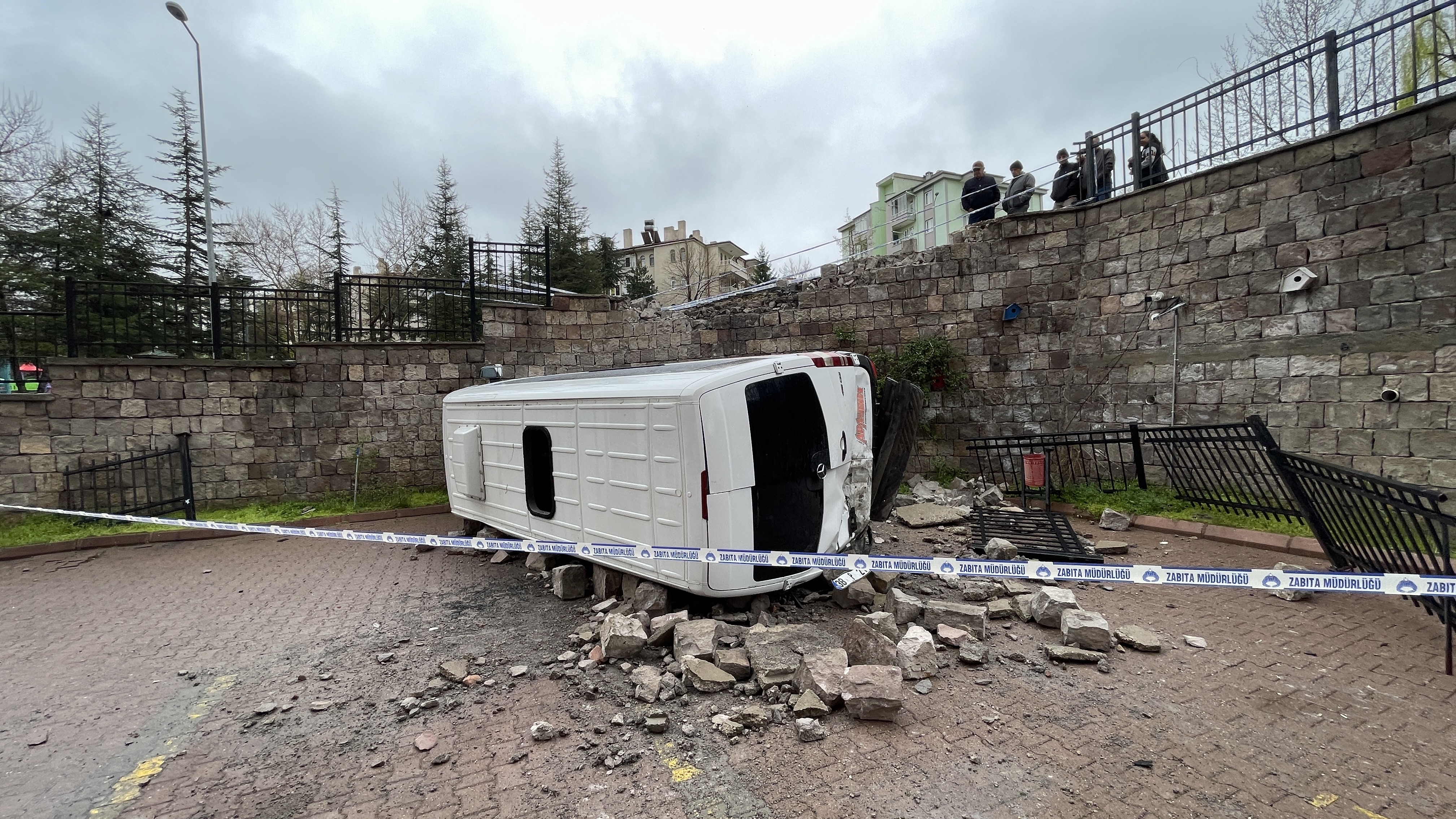 İşçi servisinin apartman bahçesine düştü